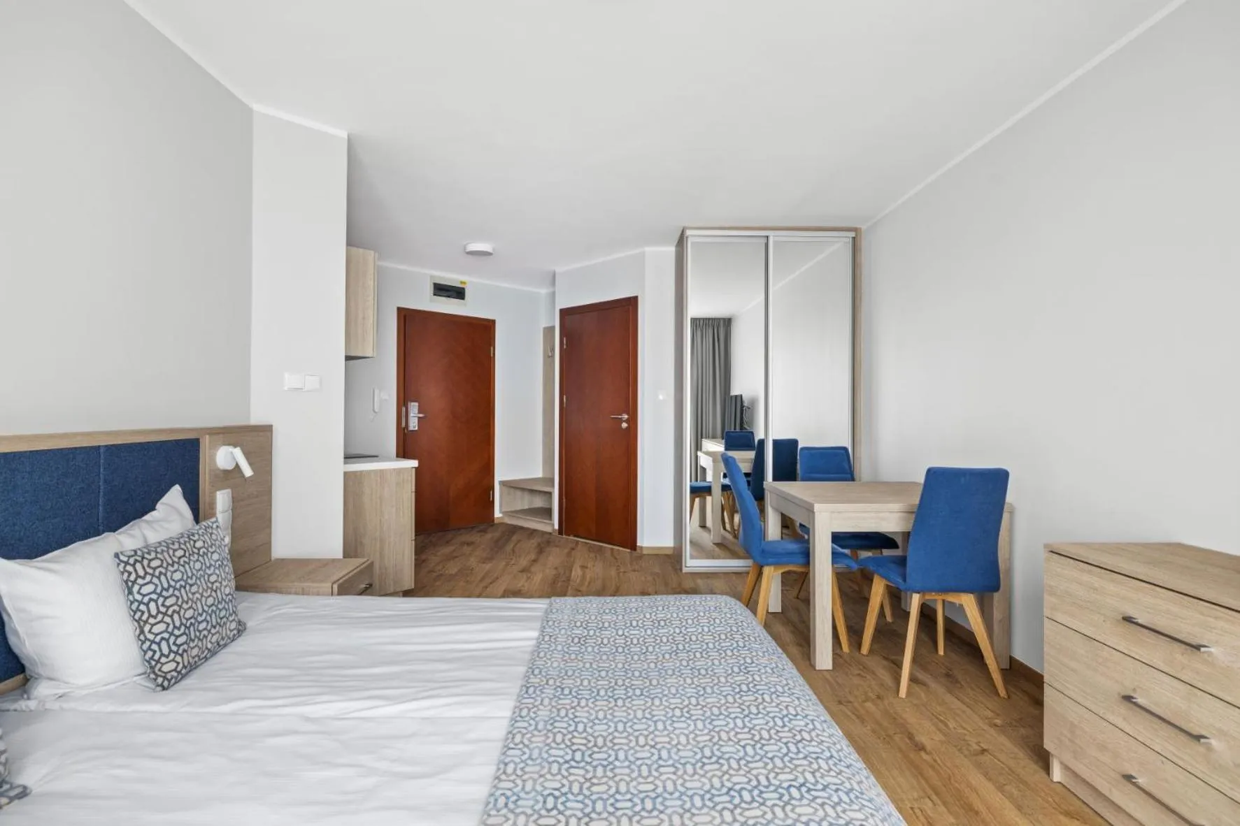 Bed in Maloves Resort & Spa, pokoje w bocznych budynkach