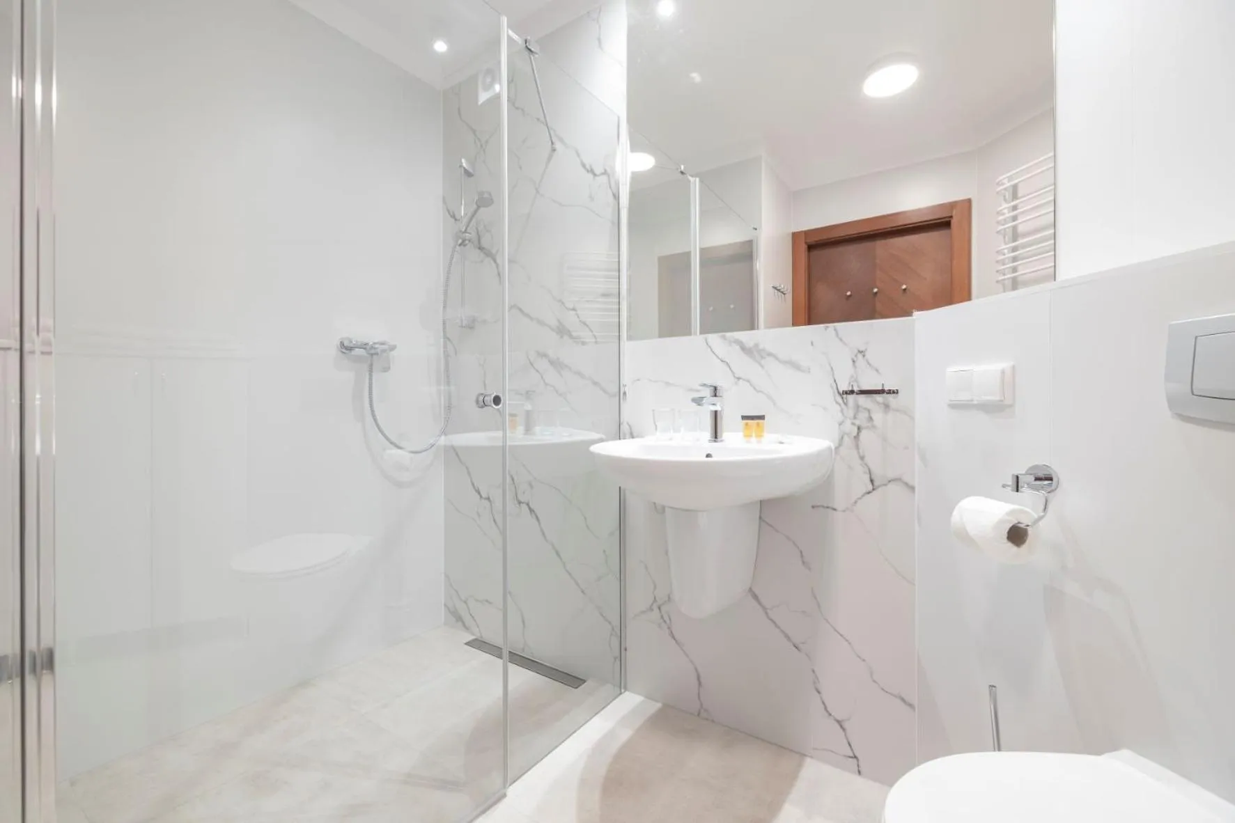 Shower in Maloves Resort & Spa, pokoje w bocznych budynkach