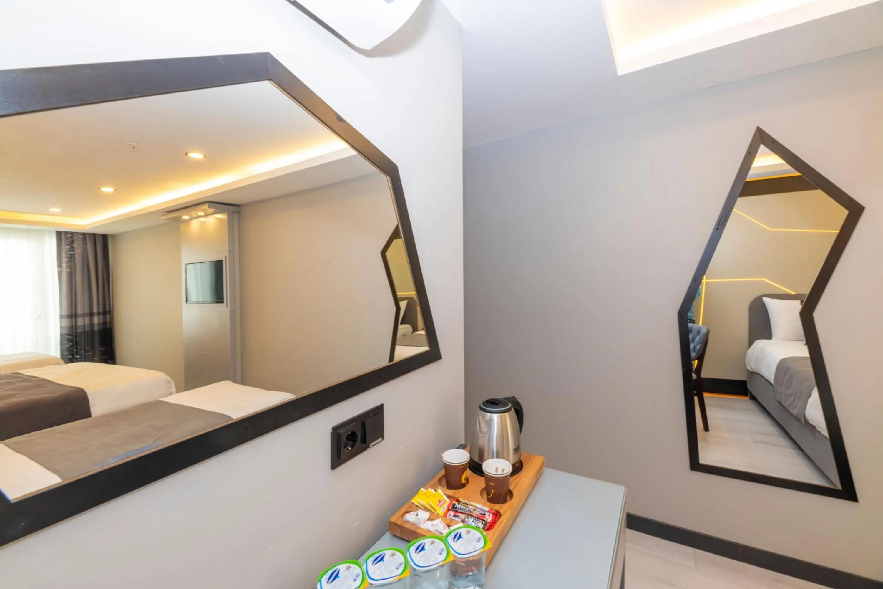 TV and multimedia, Bed in White Corner Hotel