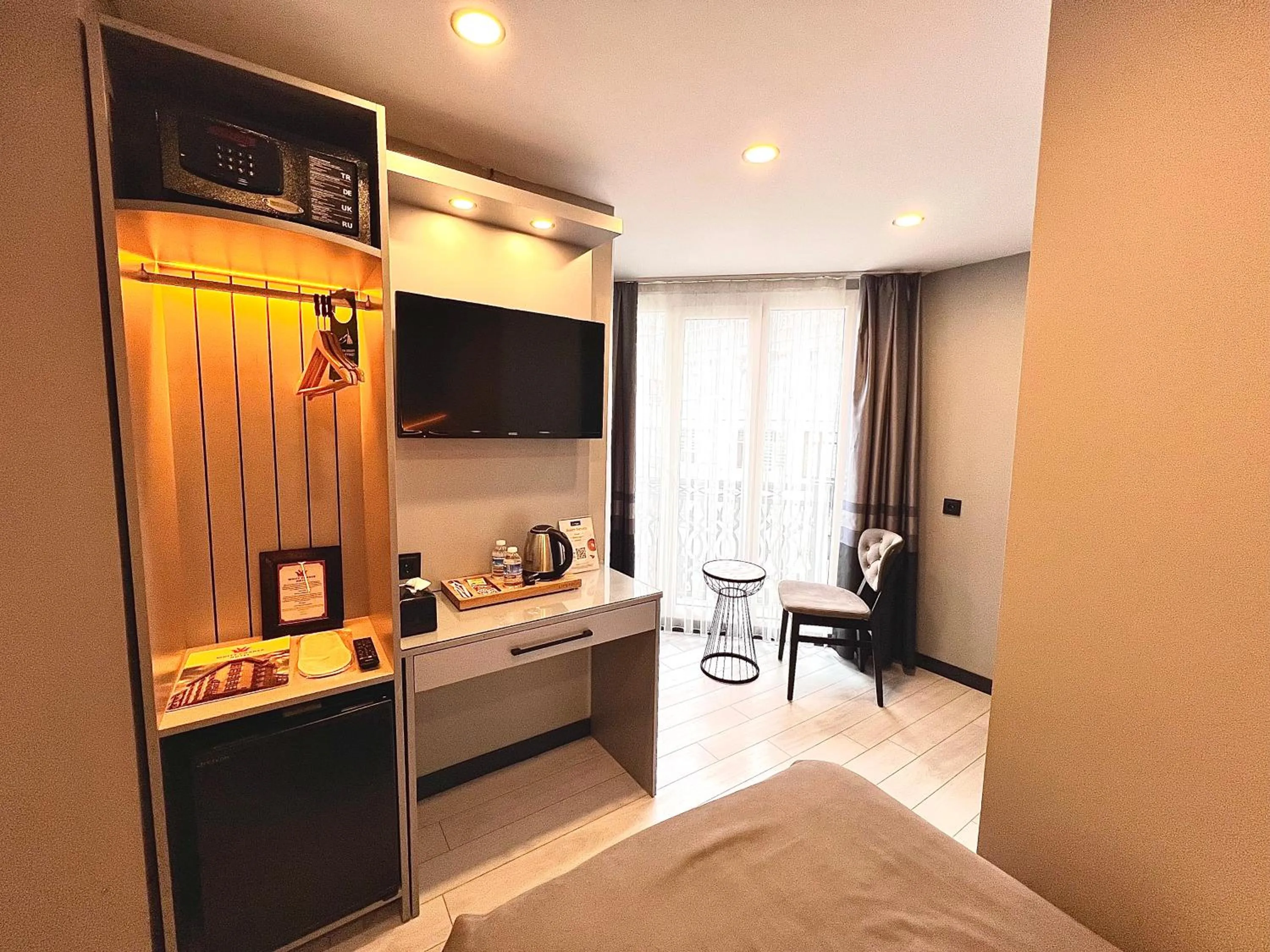 Photo of the whole room, Bed in White Corner Hotel