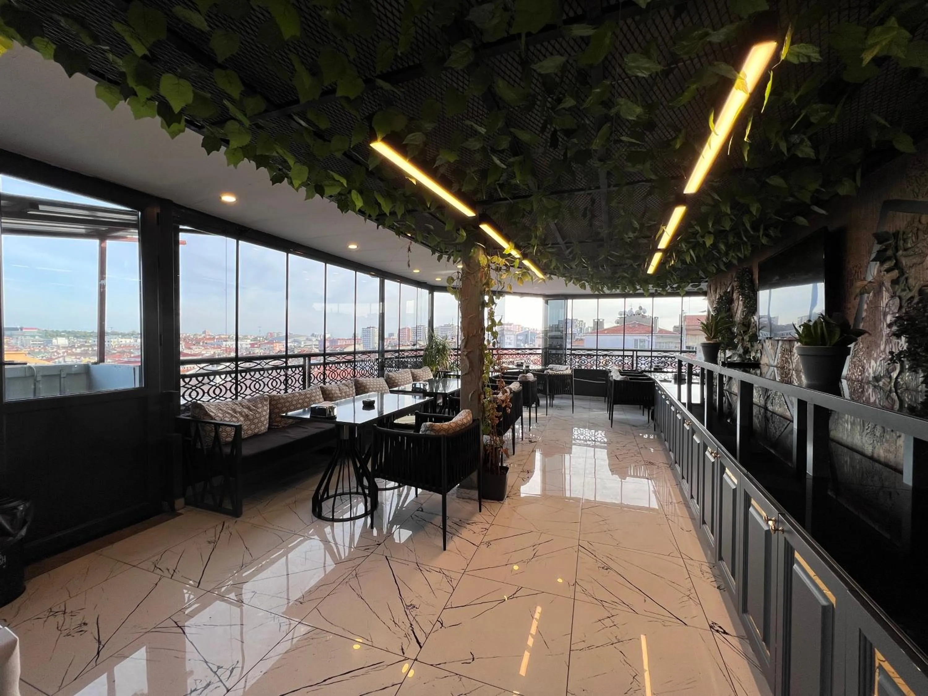 Restaurant/places to eat in White Corner Hotel