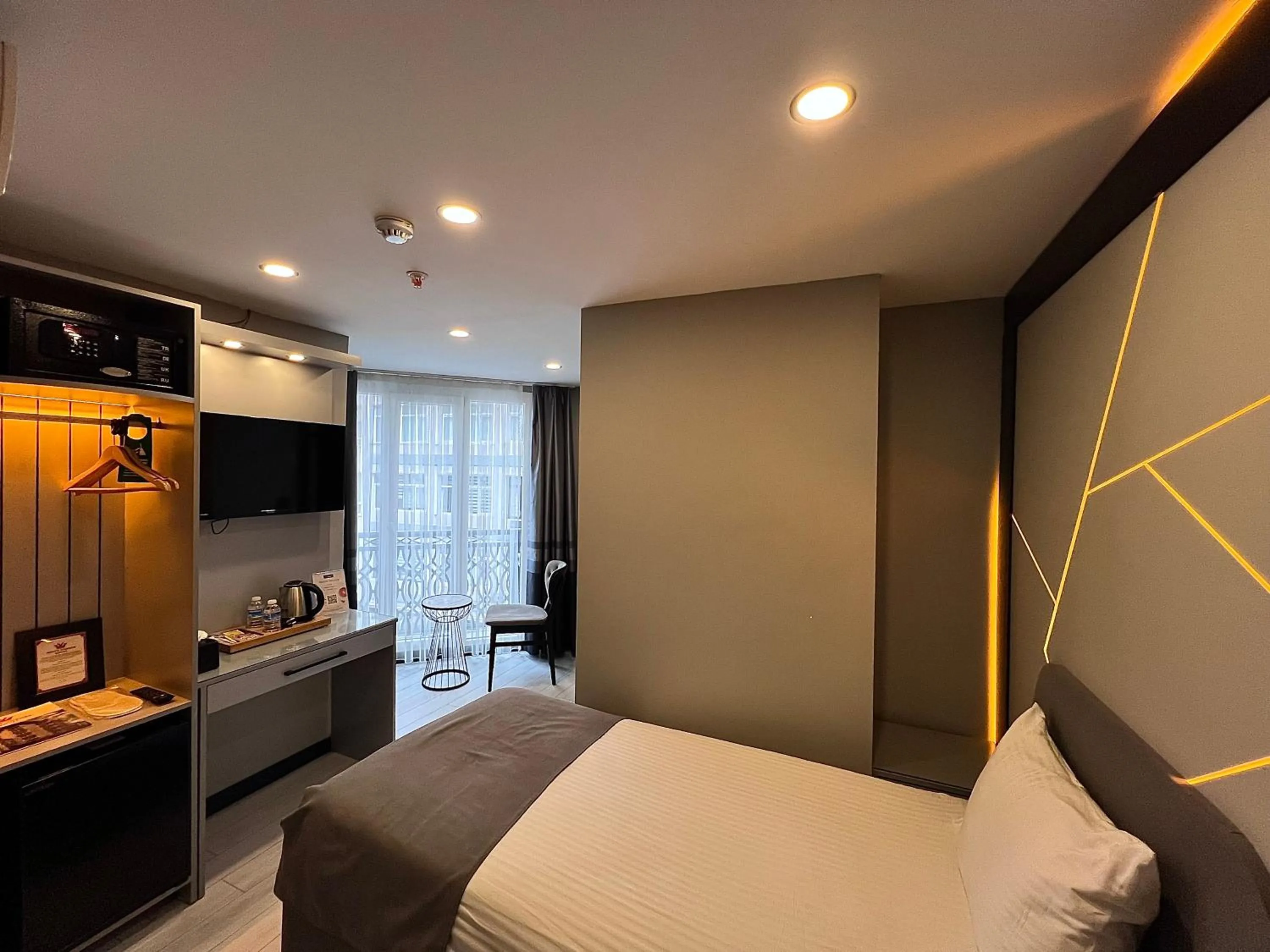 Photo of the whole room, Bed in White Corner Hotel