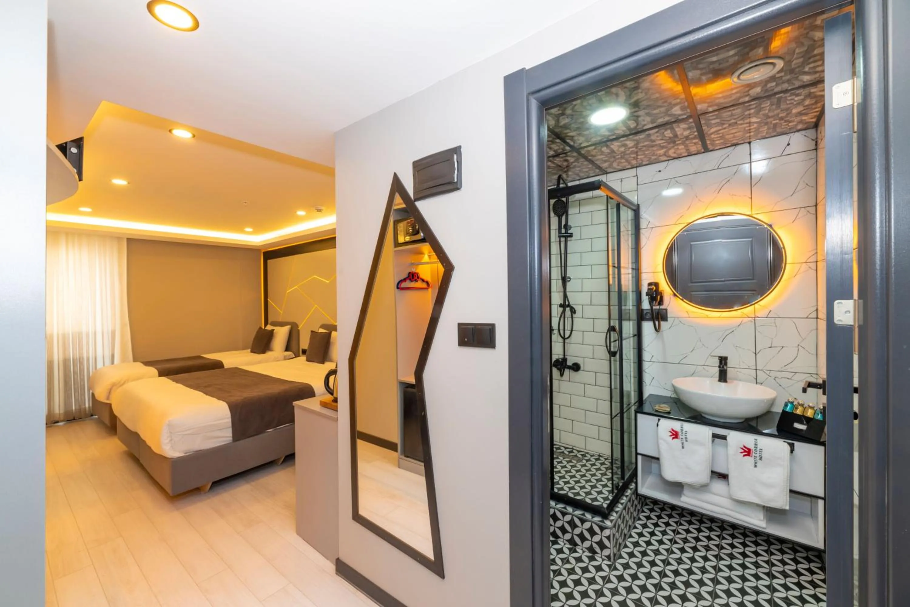 Bathroom, Bed in White Corner Hotel