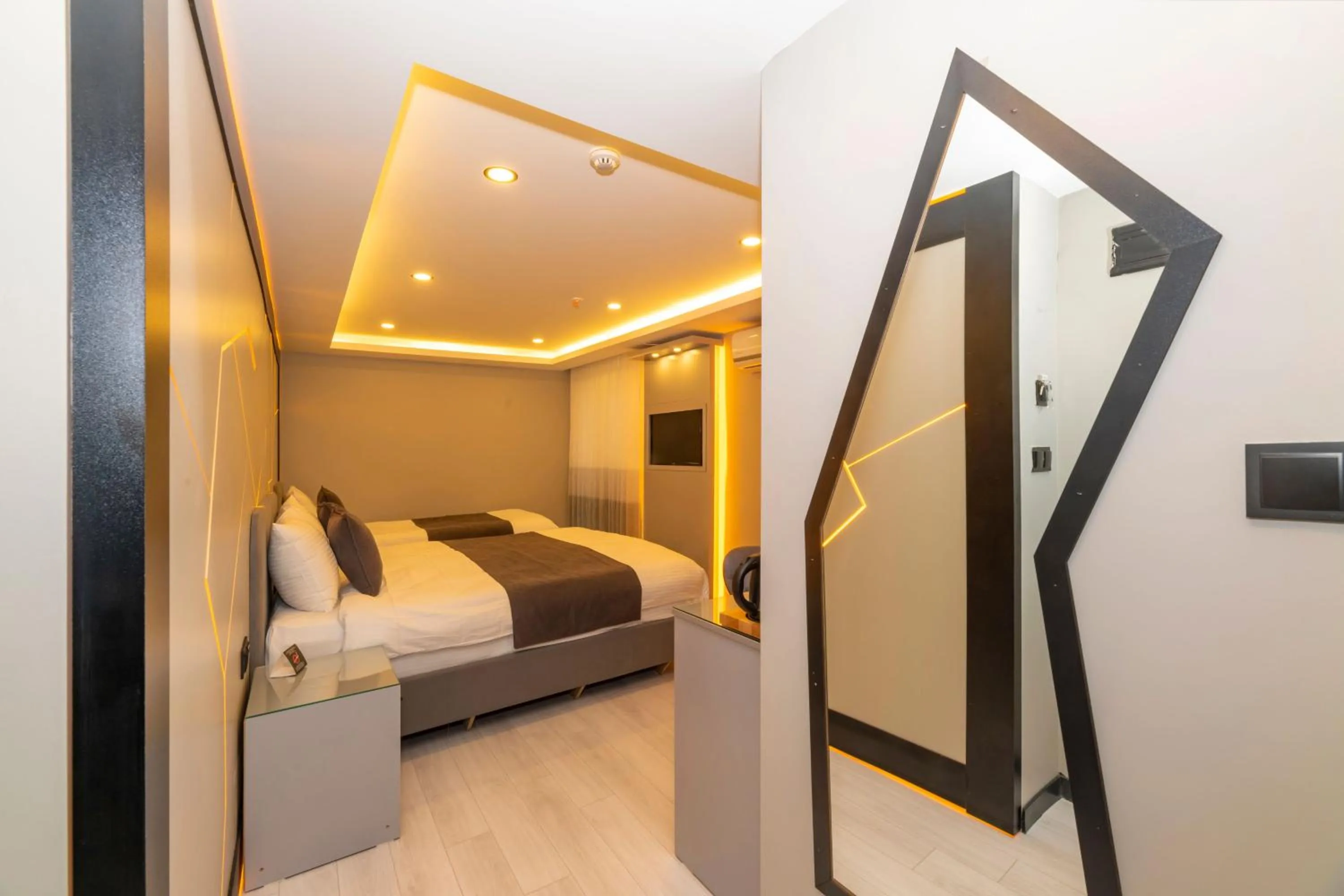 Bedroom, Bed in White Corner Hotel