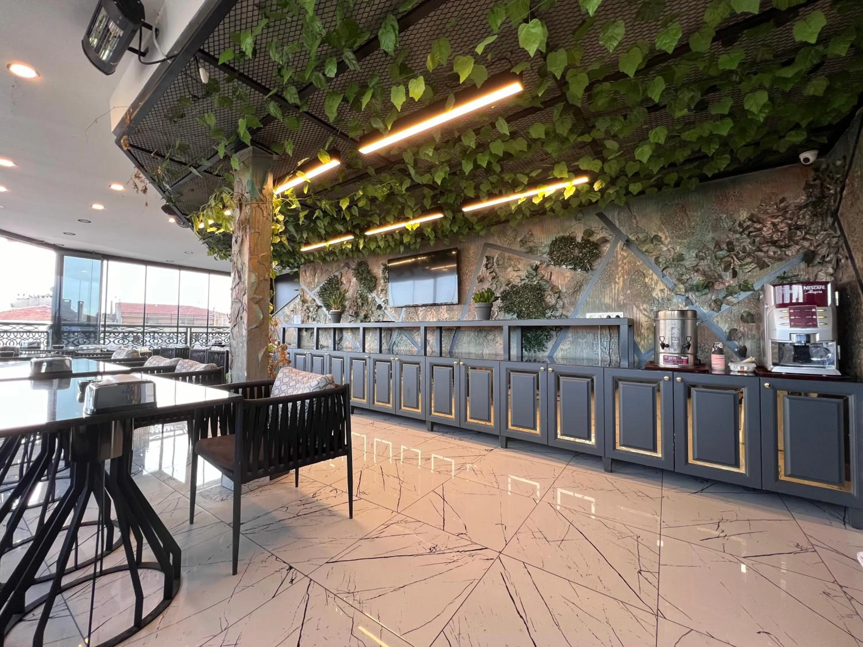 Restaurant/places to eat in White Corner Hotel