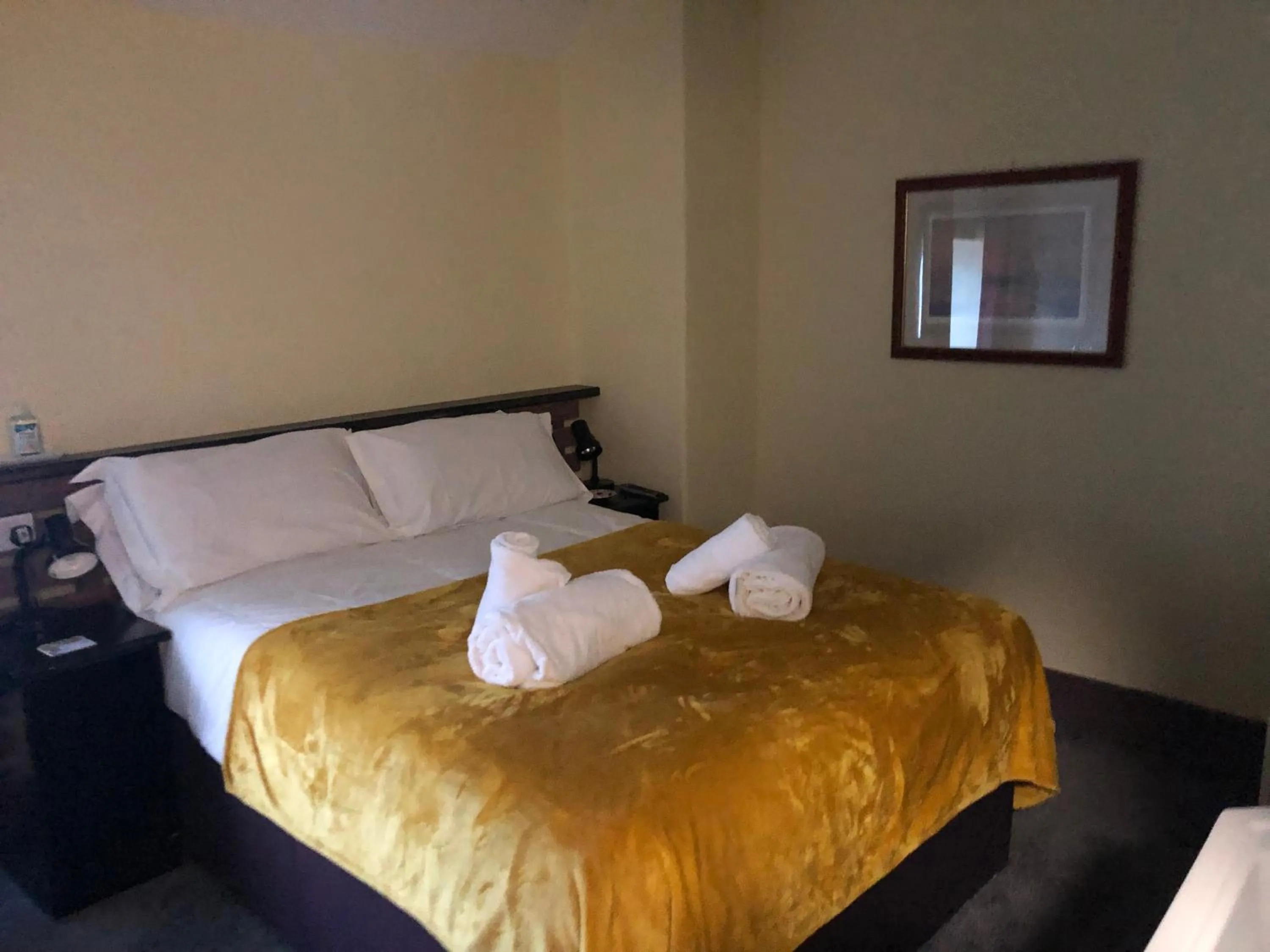 Bed in THE KINGS ARMS INN