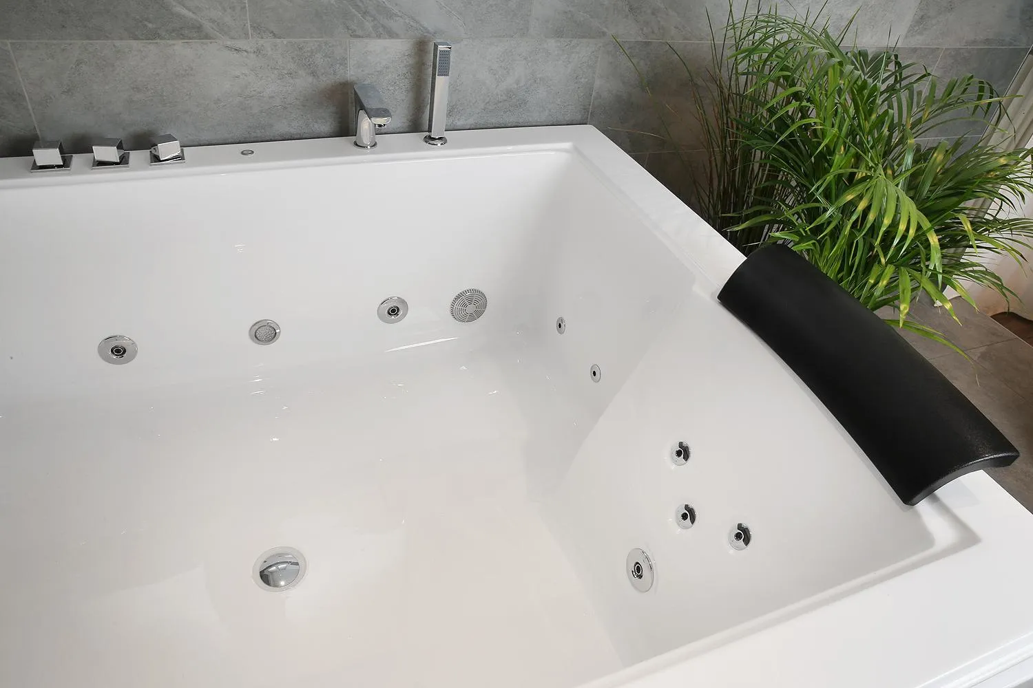 Hot Tub in Private Spa LUX with Whirlpool and Sauna in Zurich