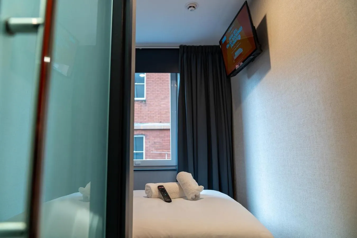 Bedroom, Bed in easyHotel Cardiff