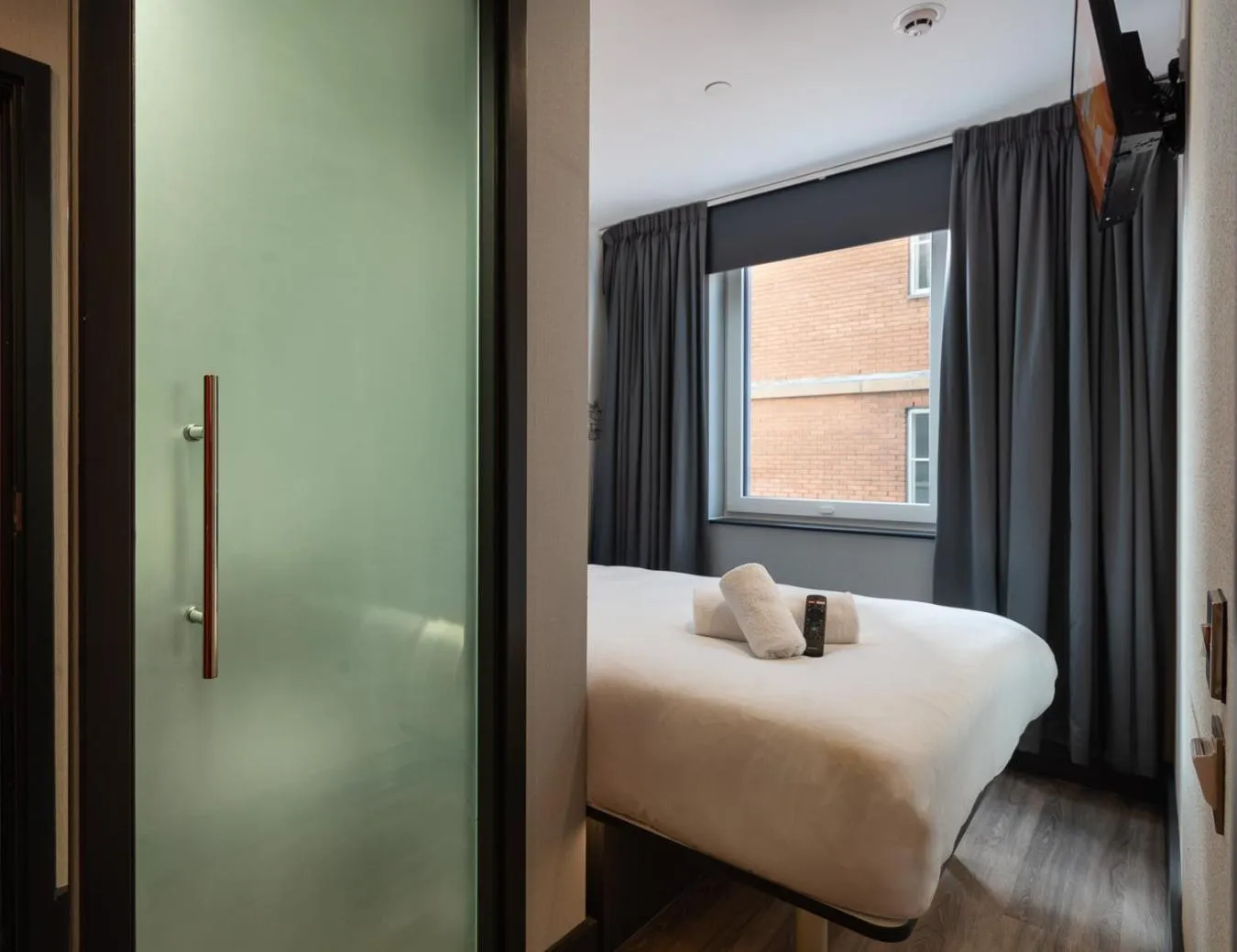 Bedroom, Bed in easyHotel Cardiff