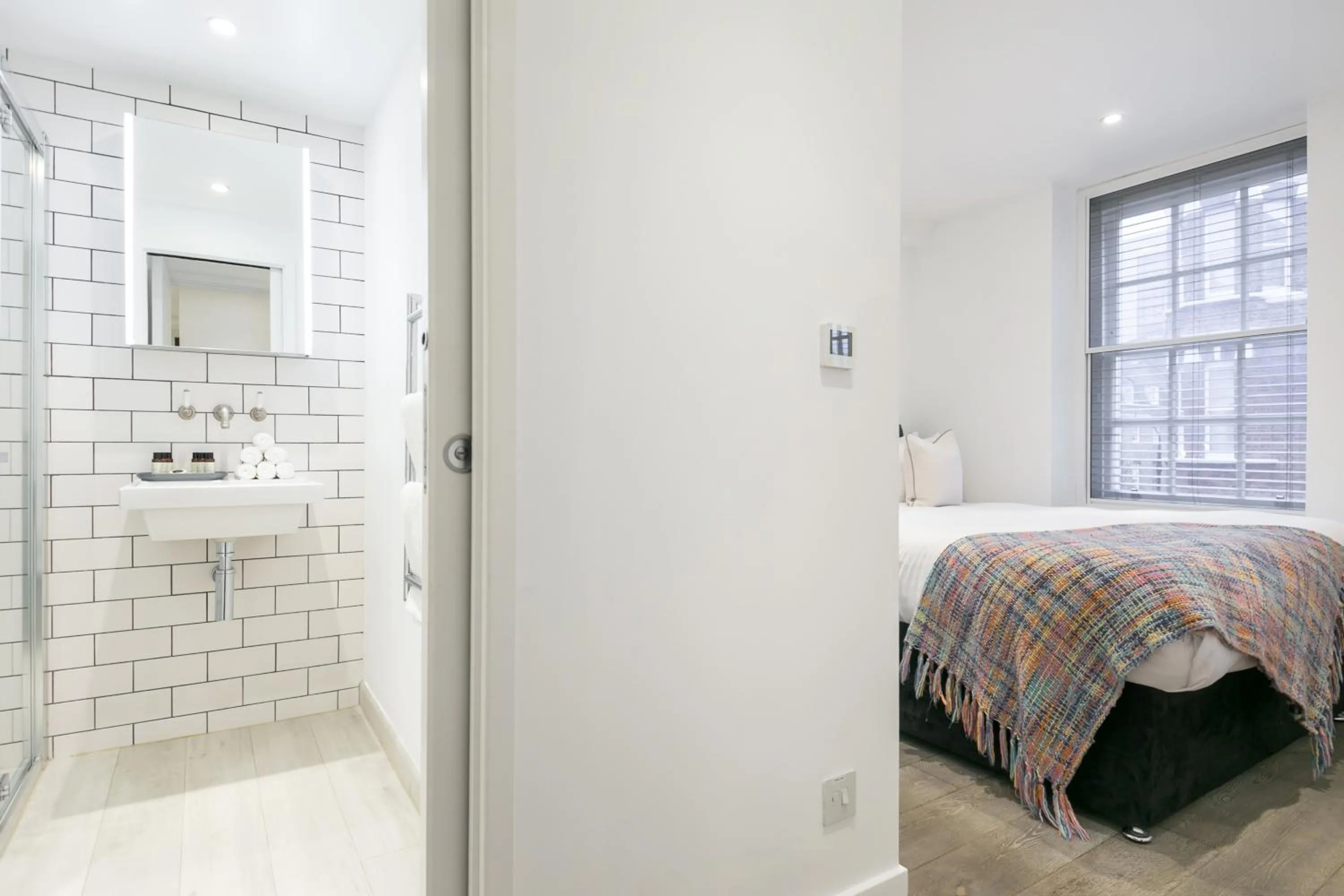 Bedroom, Bed in Urban Chic - Rathbone