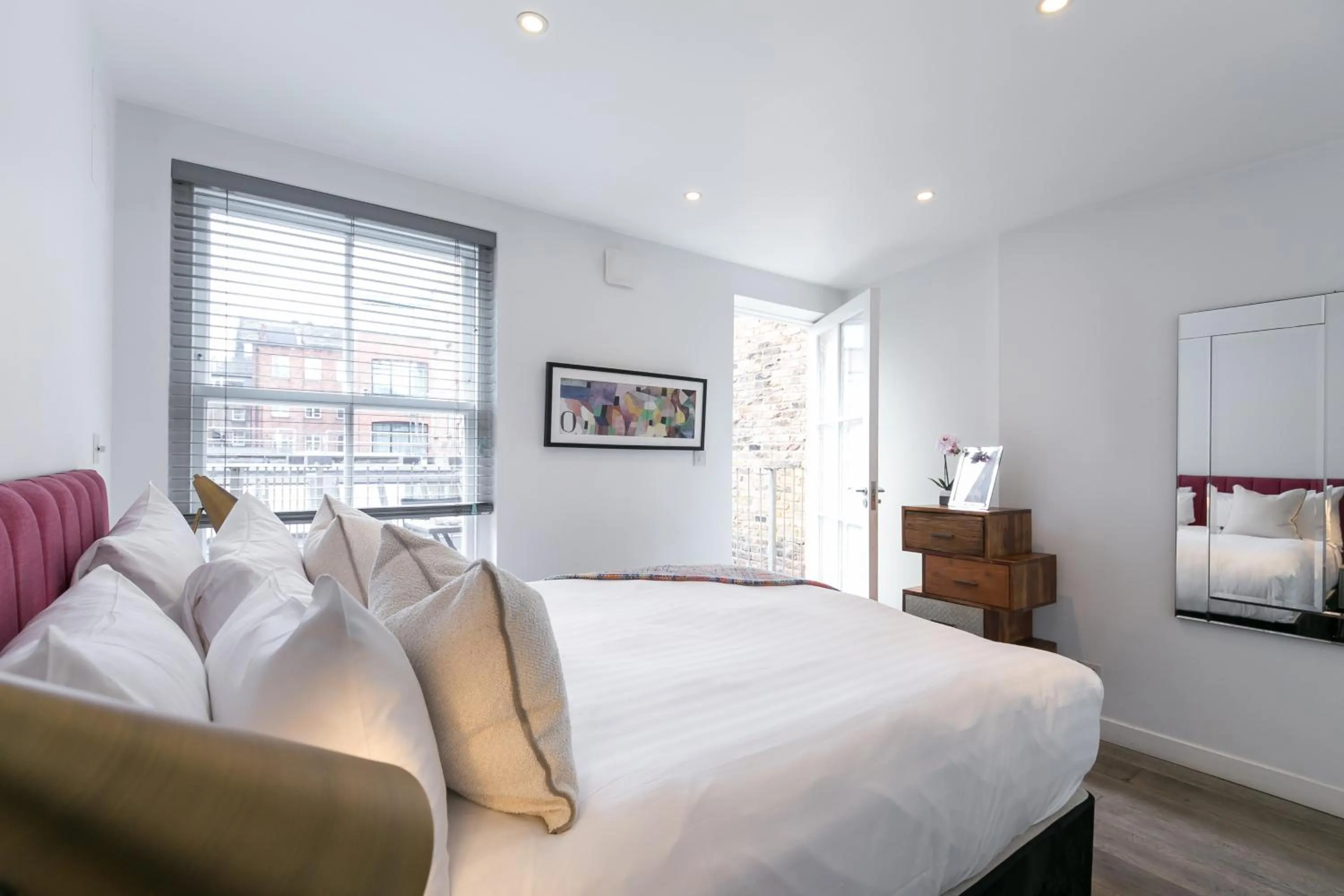 Bedroom, Bed in Urban Chic - Rathbone