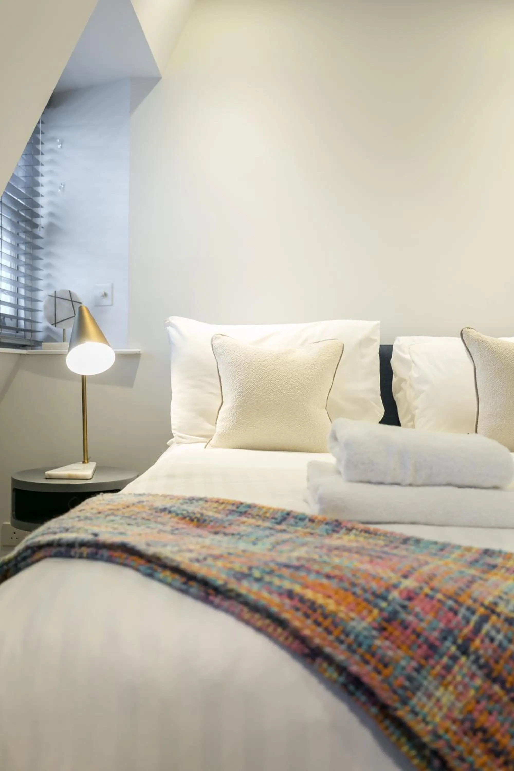 Bedroom, Bed in Urban Chic - Rathbone