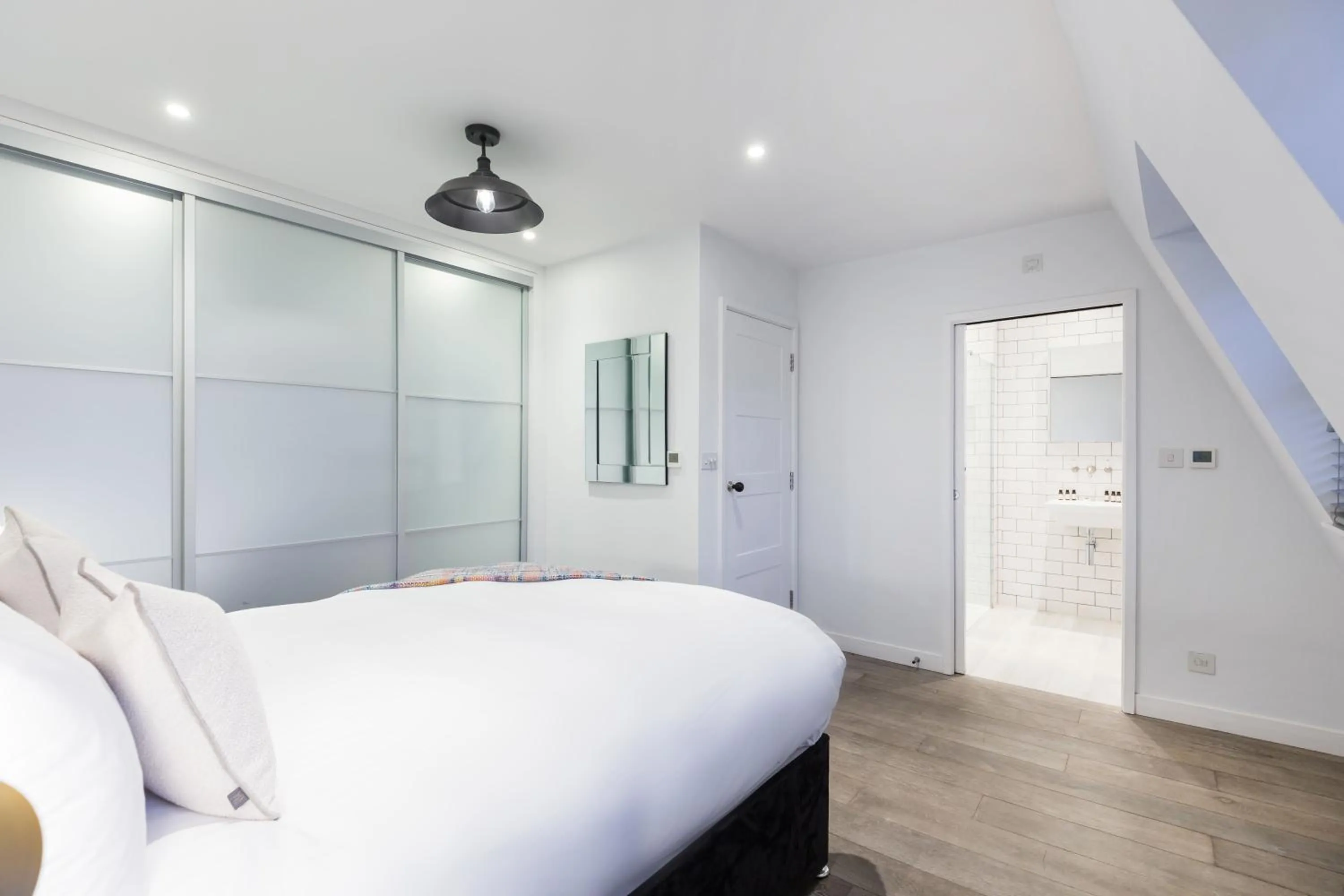 Photo of the whole room, Bed in Urban Chic - Rathbone