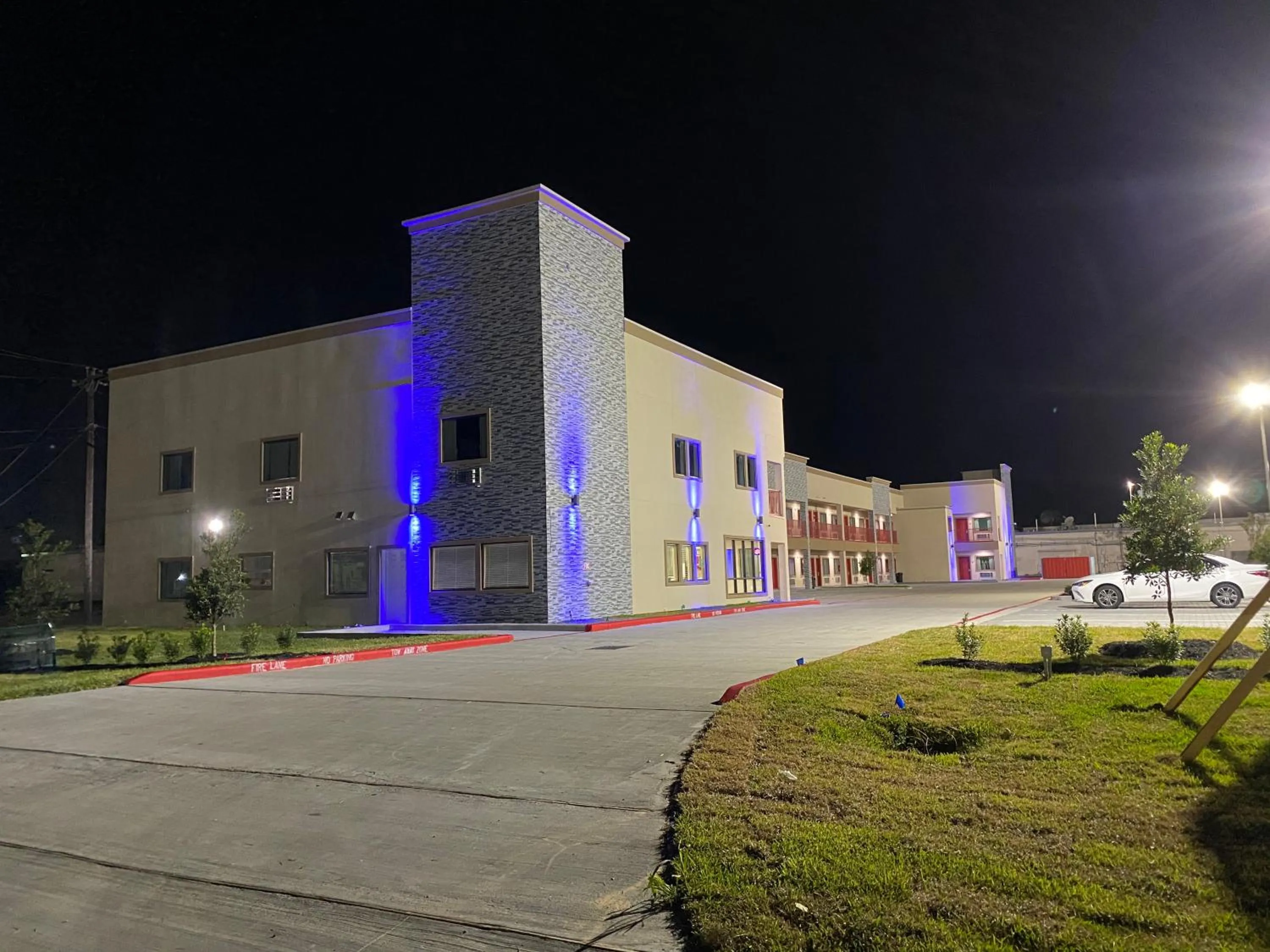 Facade/entrance in Lone Star Inn - Dickinson