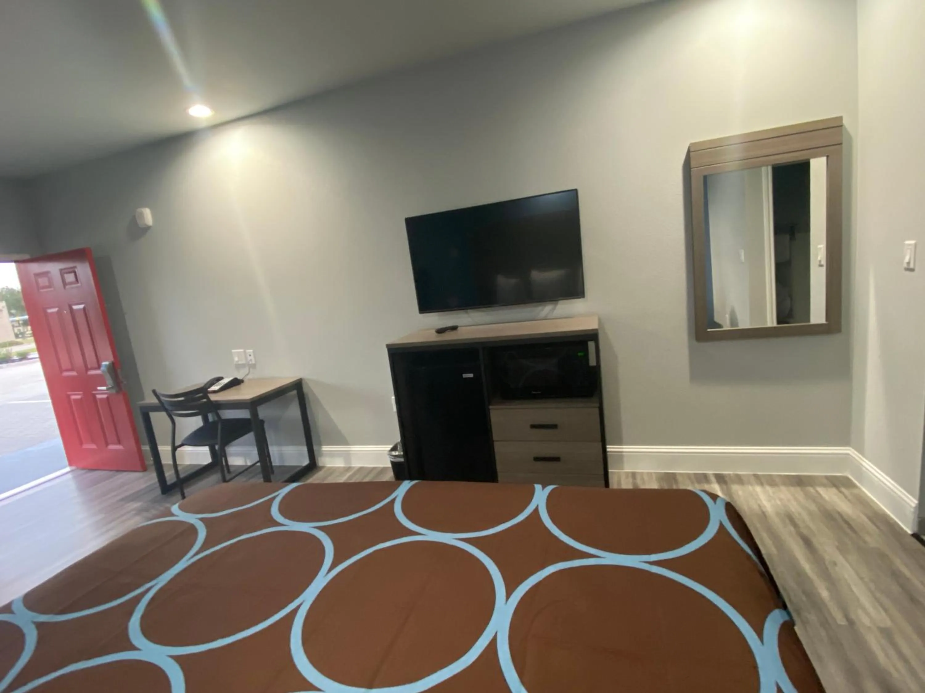 Communal lounge/ TV room in Lone Star Inn - Dickinson