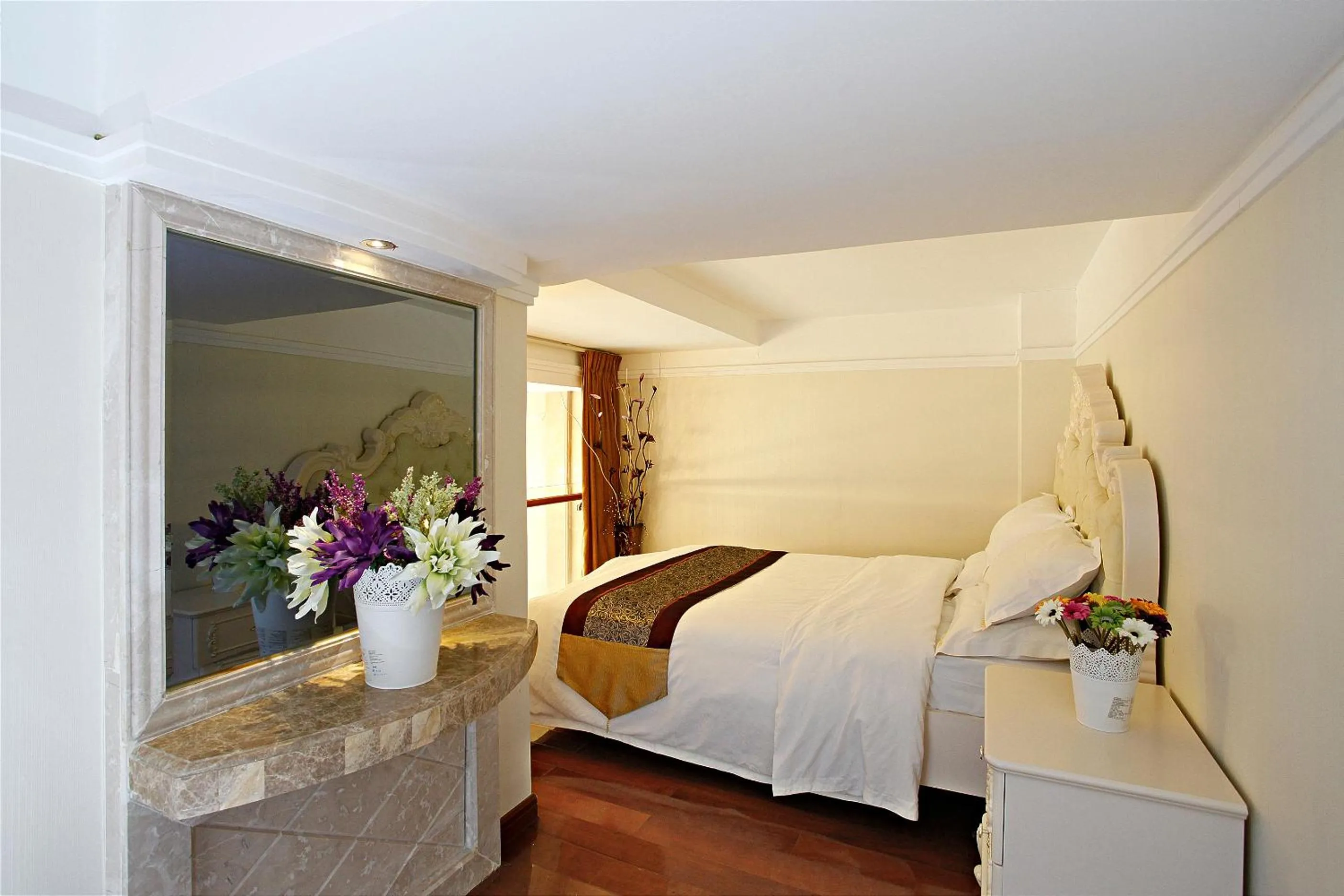 Photo of the whole room, Bed in Barton International Residence Guangzhou - located in the city center adjacent to Beijing Road Pedestrian Street and Dafo Temple and close to the subway