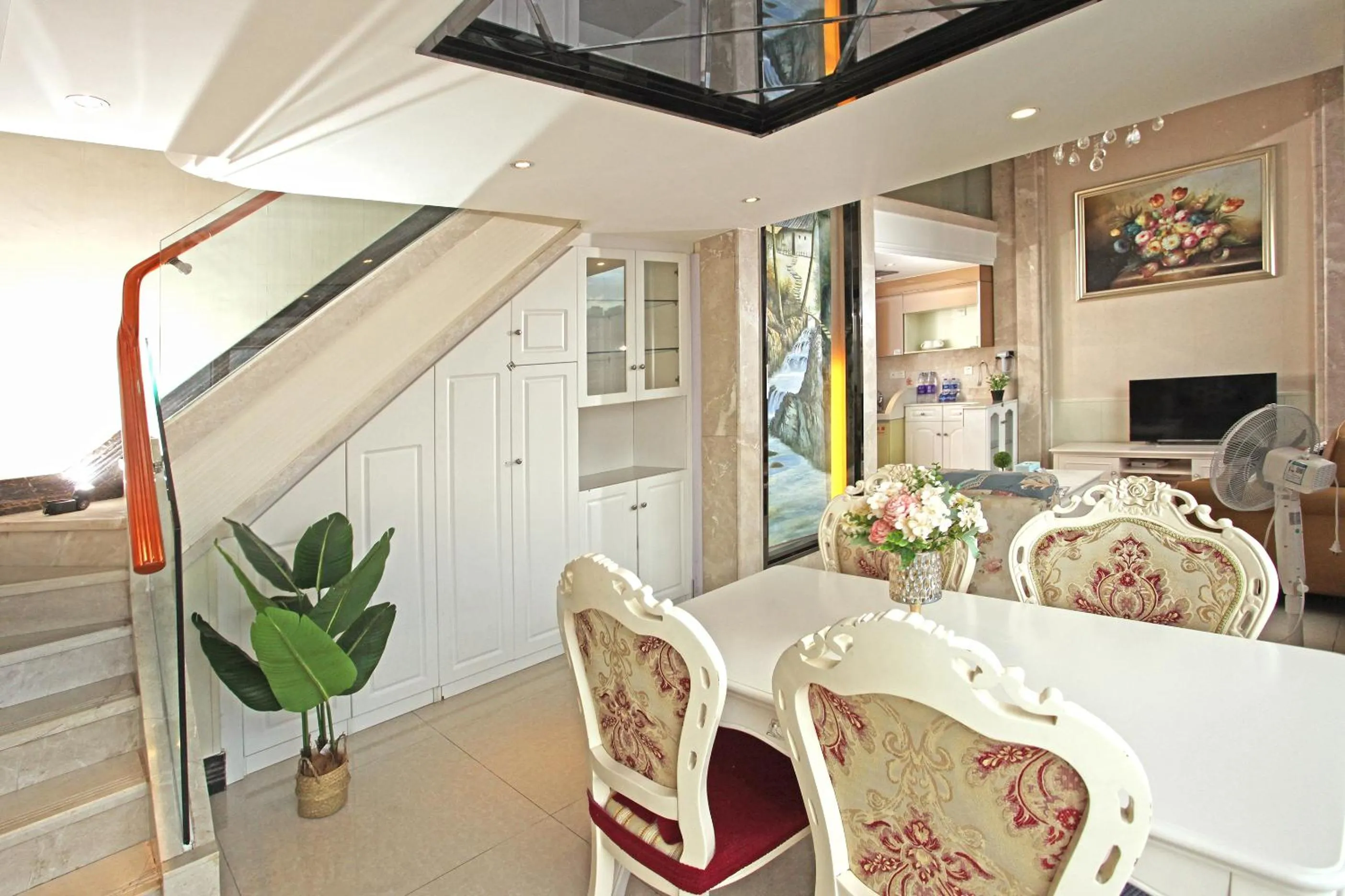 Living room in Barton International Residence Guangzhou - located in the city center adjacent to Beijing Road Pedestrian Street and Dafo Temple and close to the subway