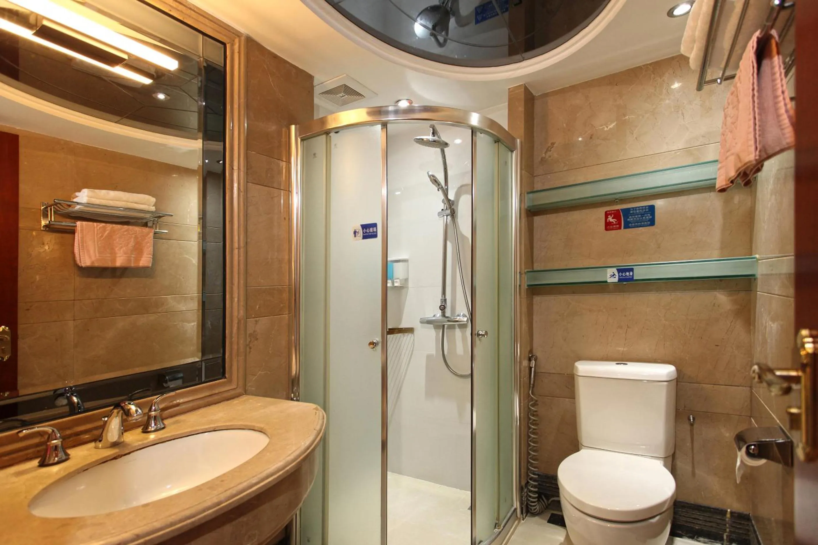 Bathroom in Barton International Residence Guangzhou - located in the city center adjacent to Beijing Road Pedestrian Street and Dafo Temple and close to the subway