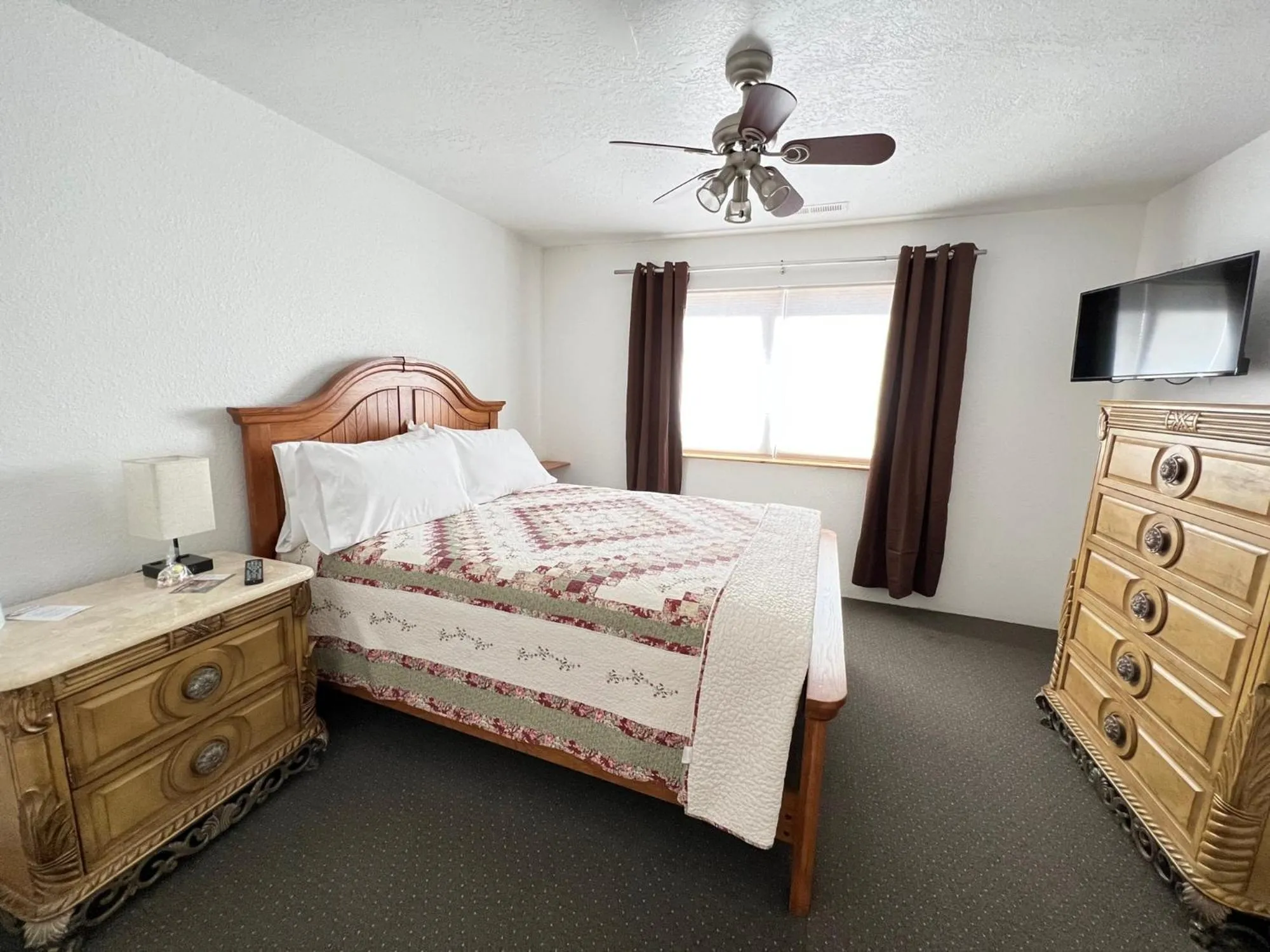 Bedroom, Bed in THE SNUGGLE INN