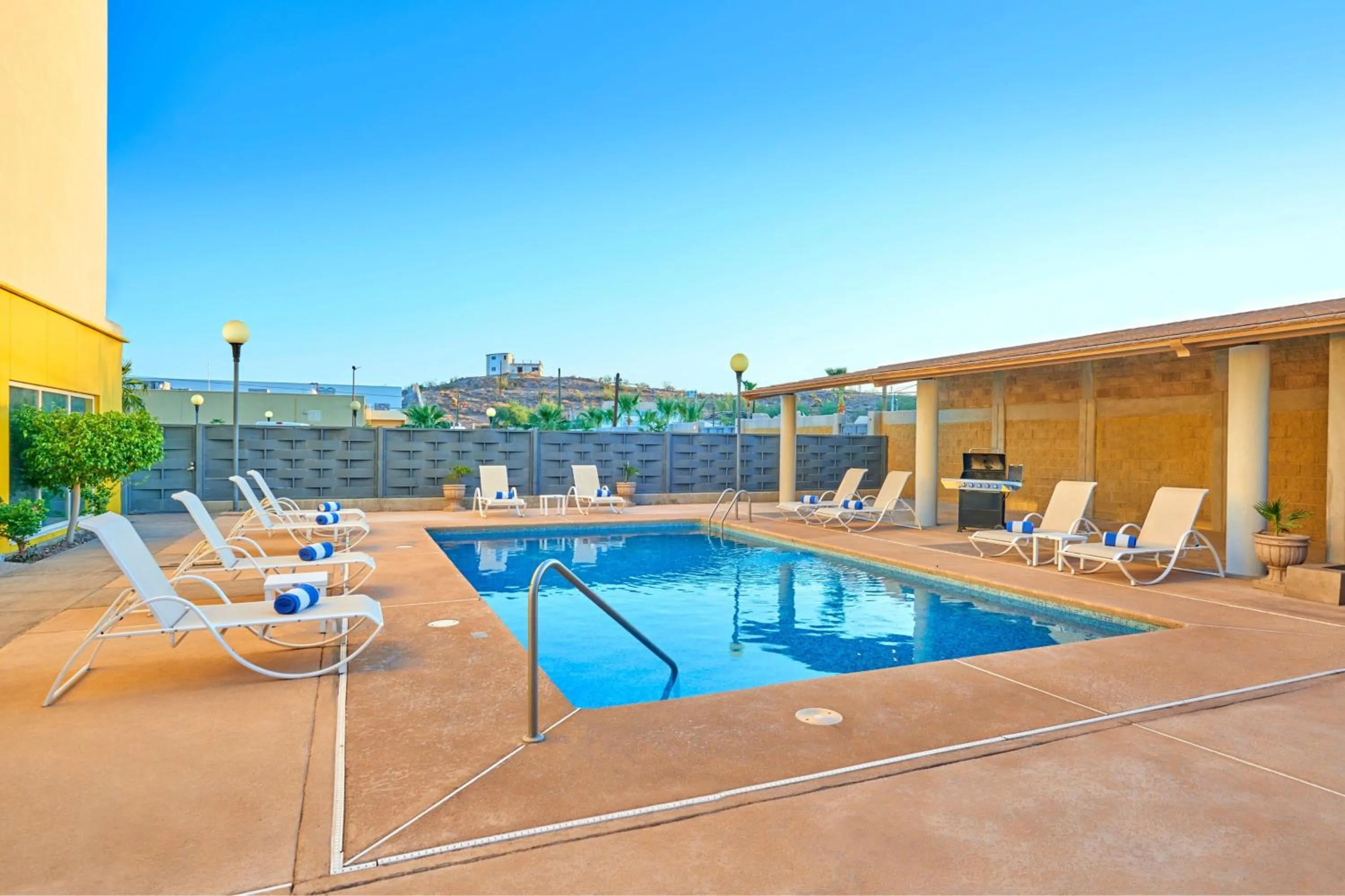 Swimming pool in City Express by Marriott Caborca