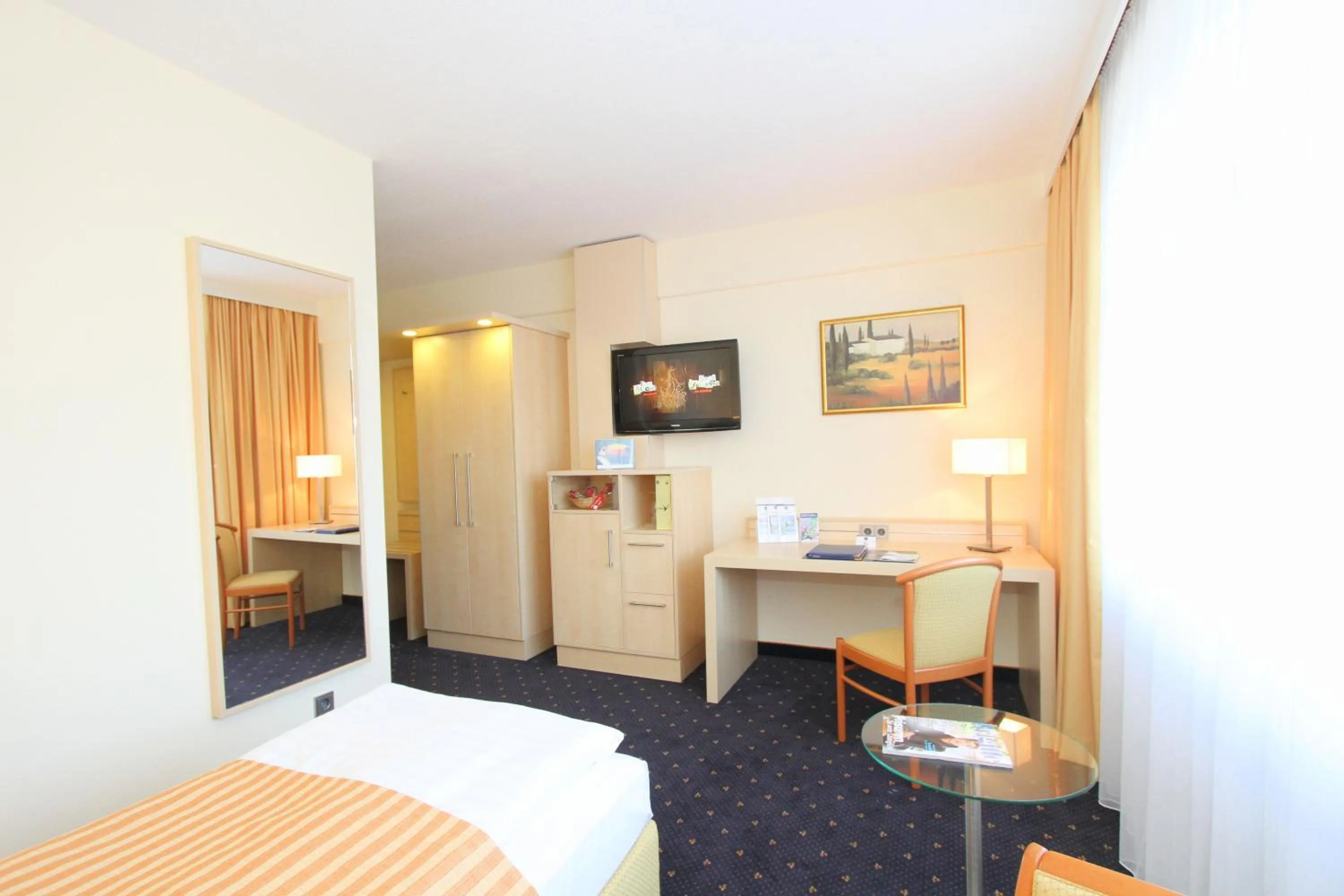 Photo of the whole room, Bed in Best Western Plus Hotel Steinsgarten
