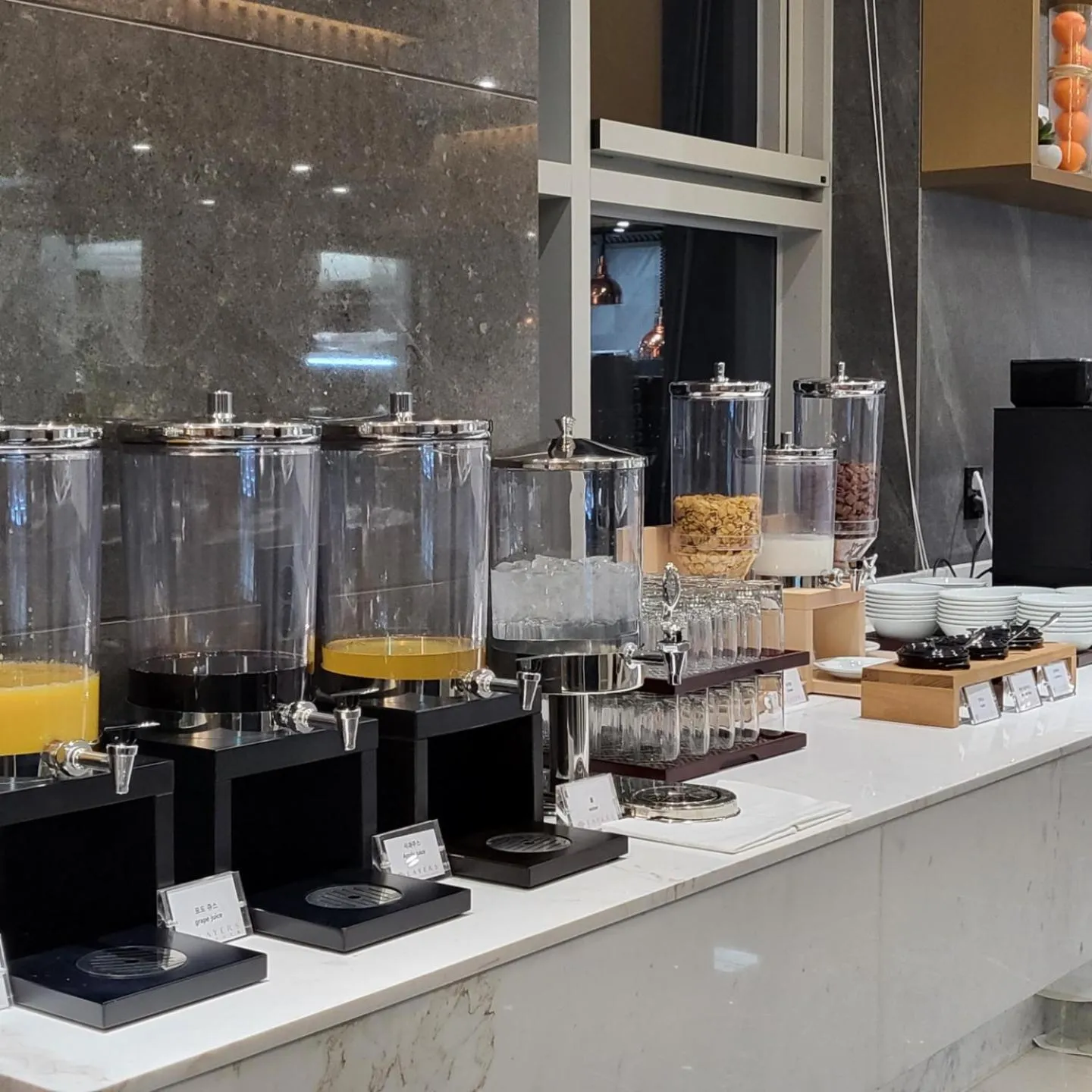 Restaurant/places to eat in Layers Hotel Busan Hadan