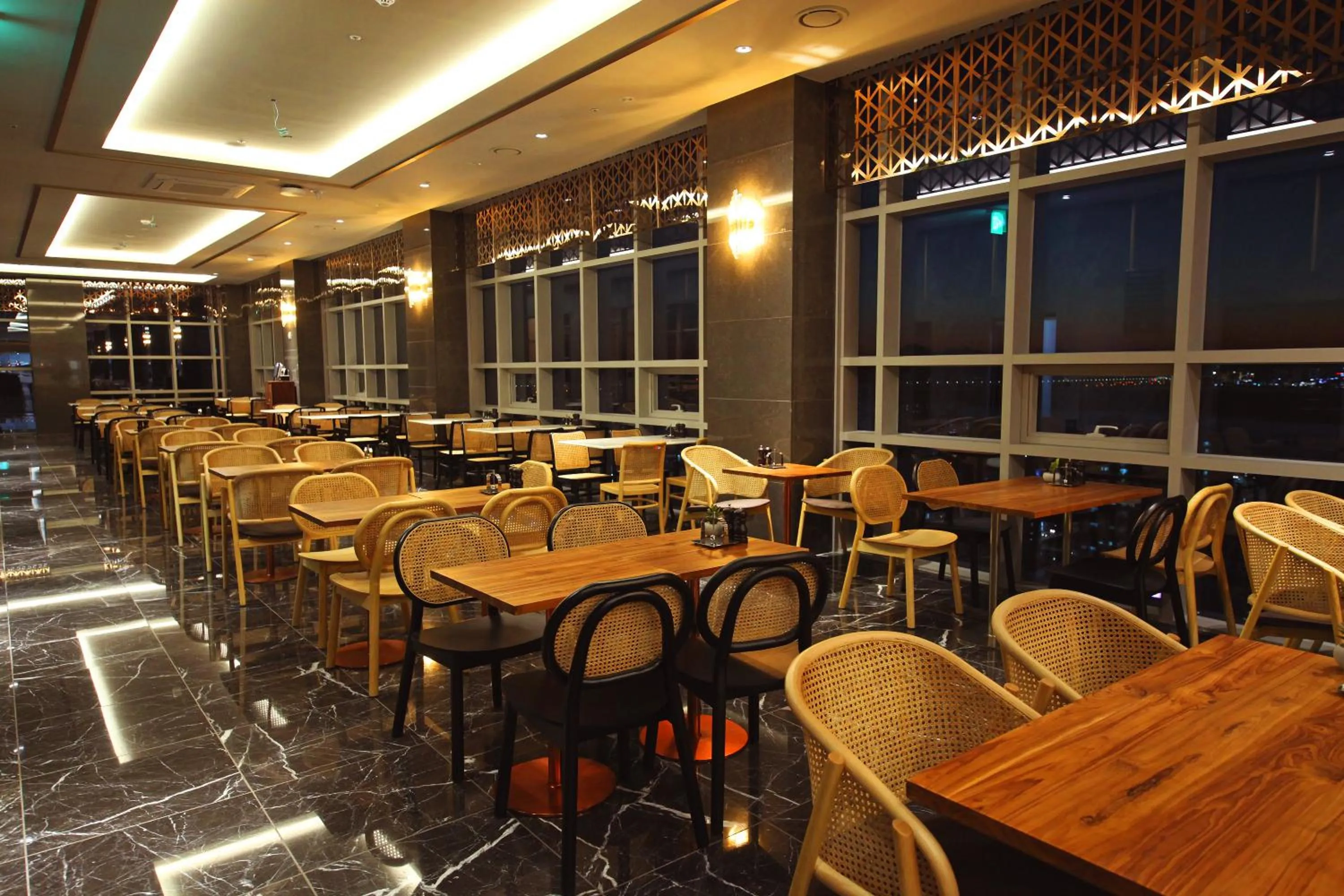 Restaurant/places to eat in Layers Hotel Busan Hadan