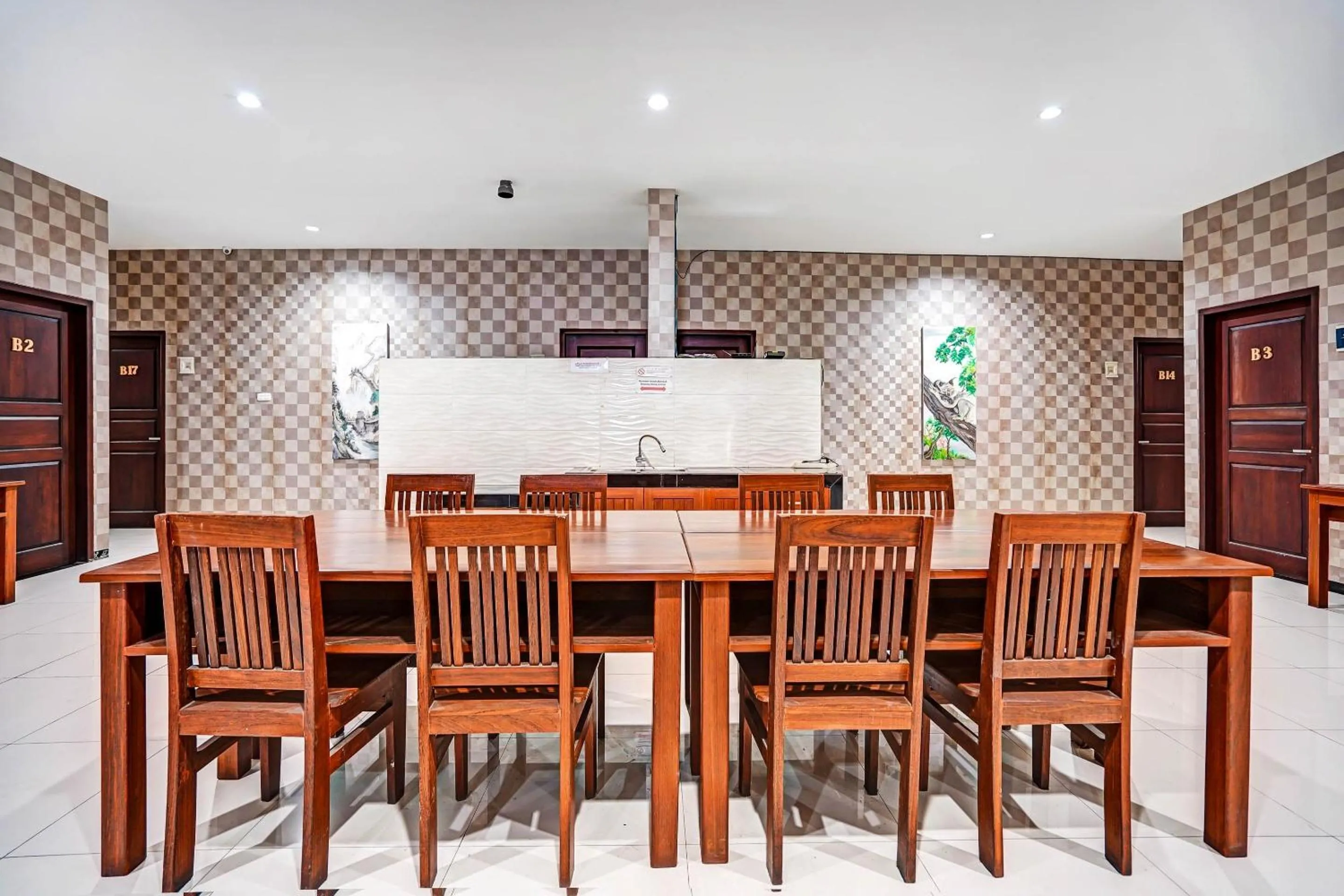 Lobby or reception in OYO Pratama Dukuh Kupang Sub