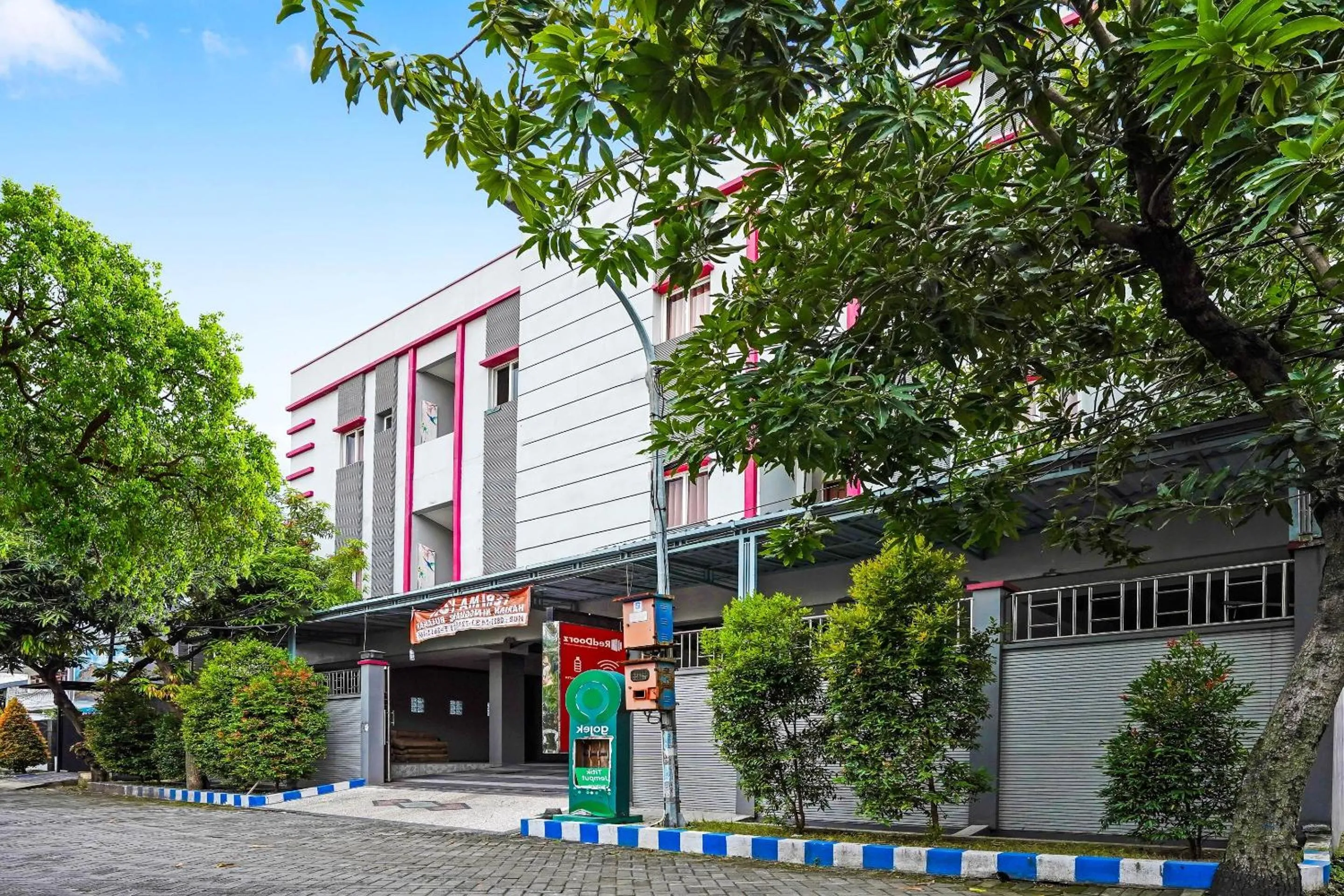 Facade/entrance in OYO Pratama Dukuh Kupang Sub