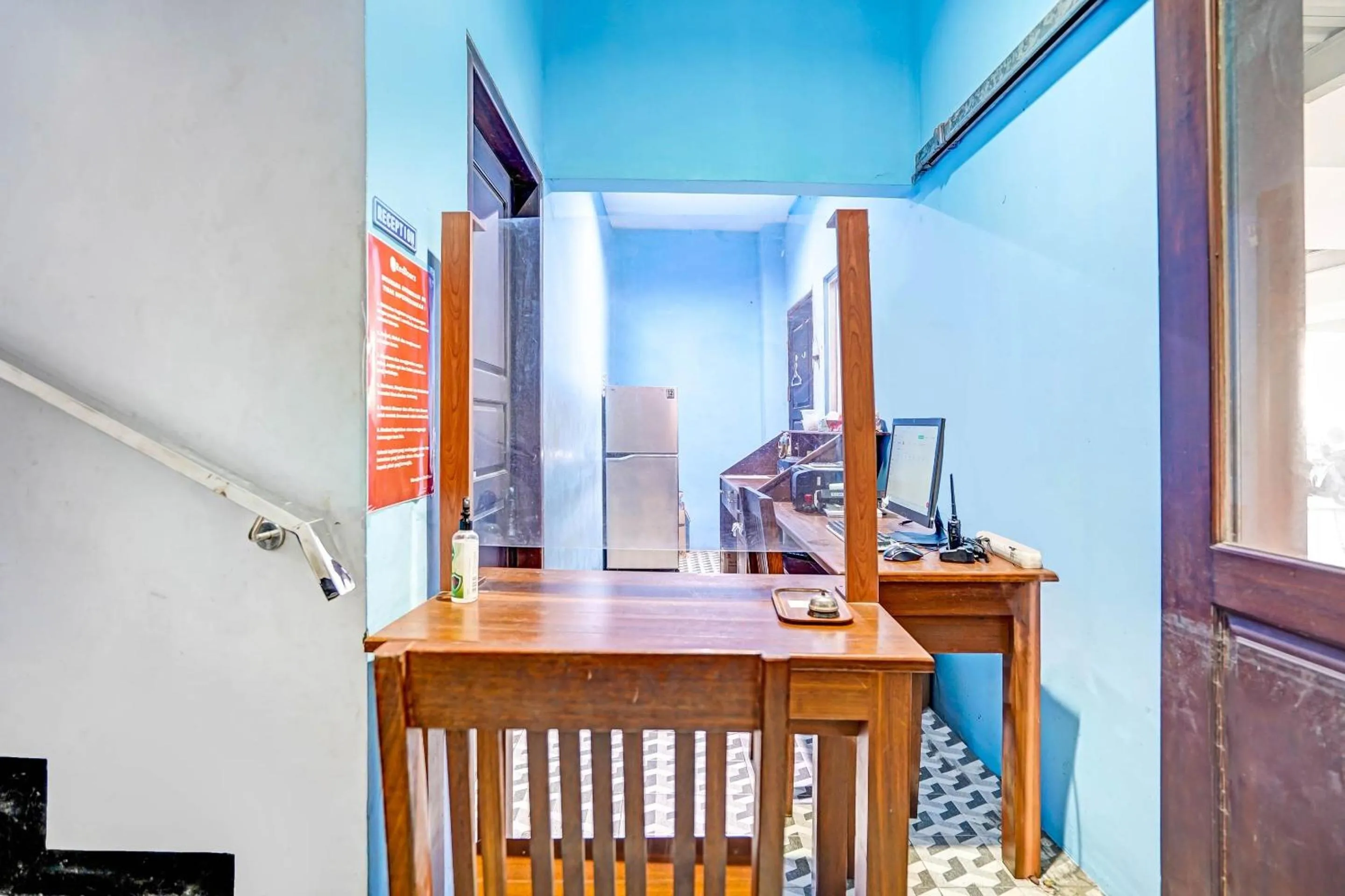 Lobby or reception in OYO Pratama Dukuh Kupang Sub