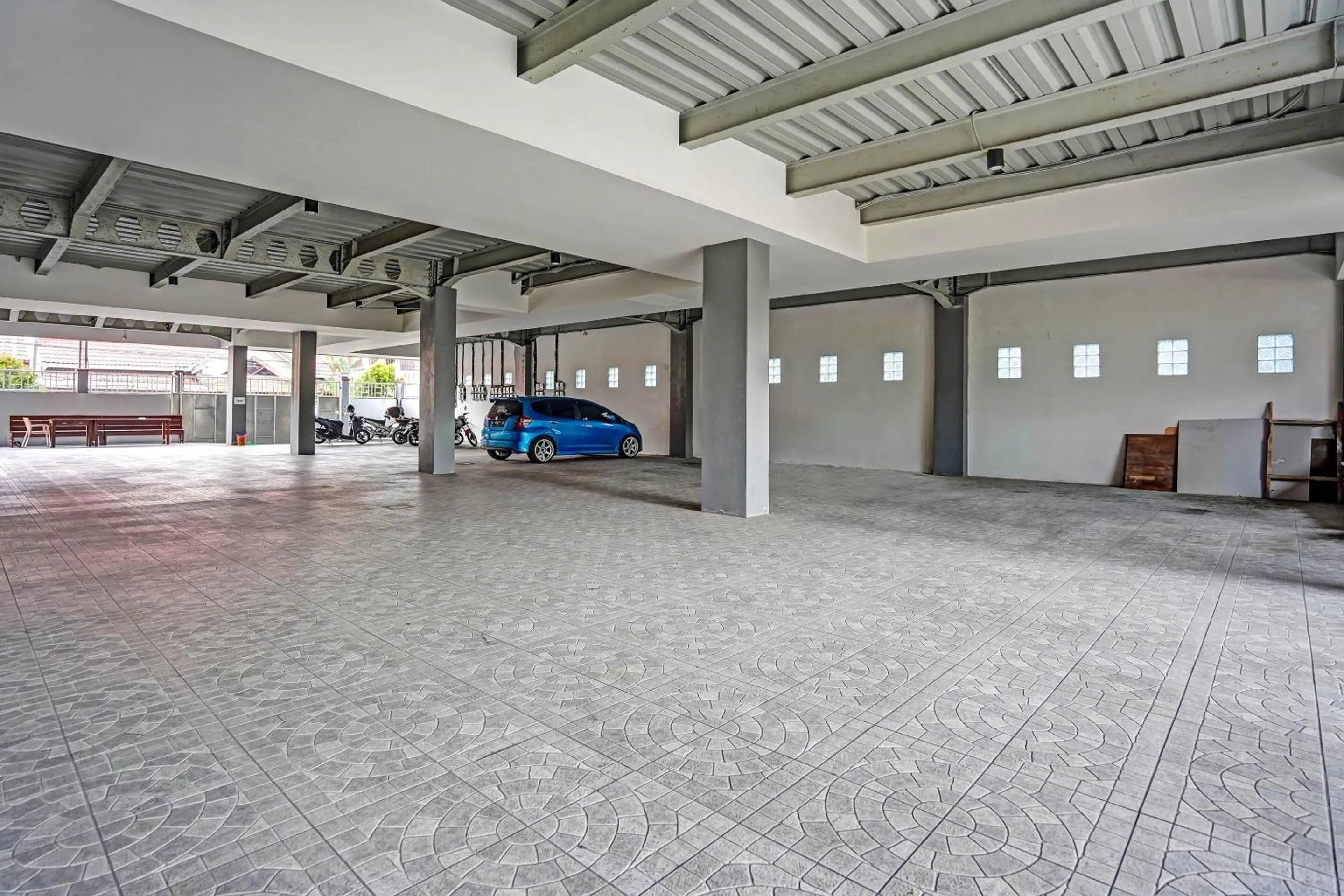 Facade/entrance in OYO Pratama Dukuh Kupang Sub