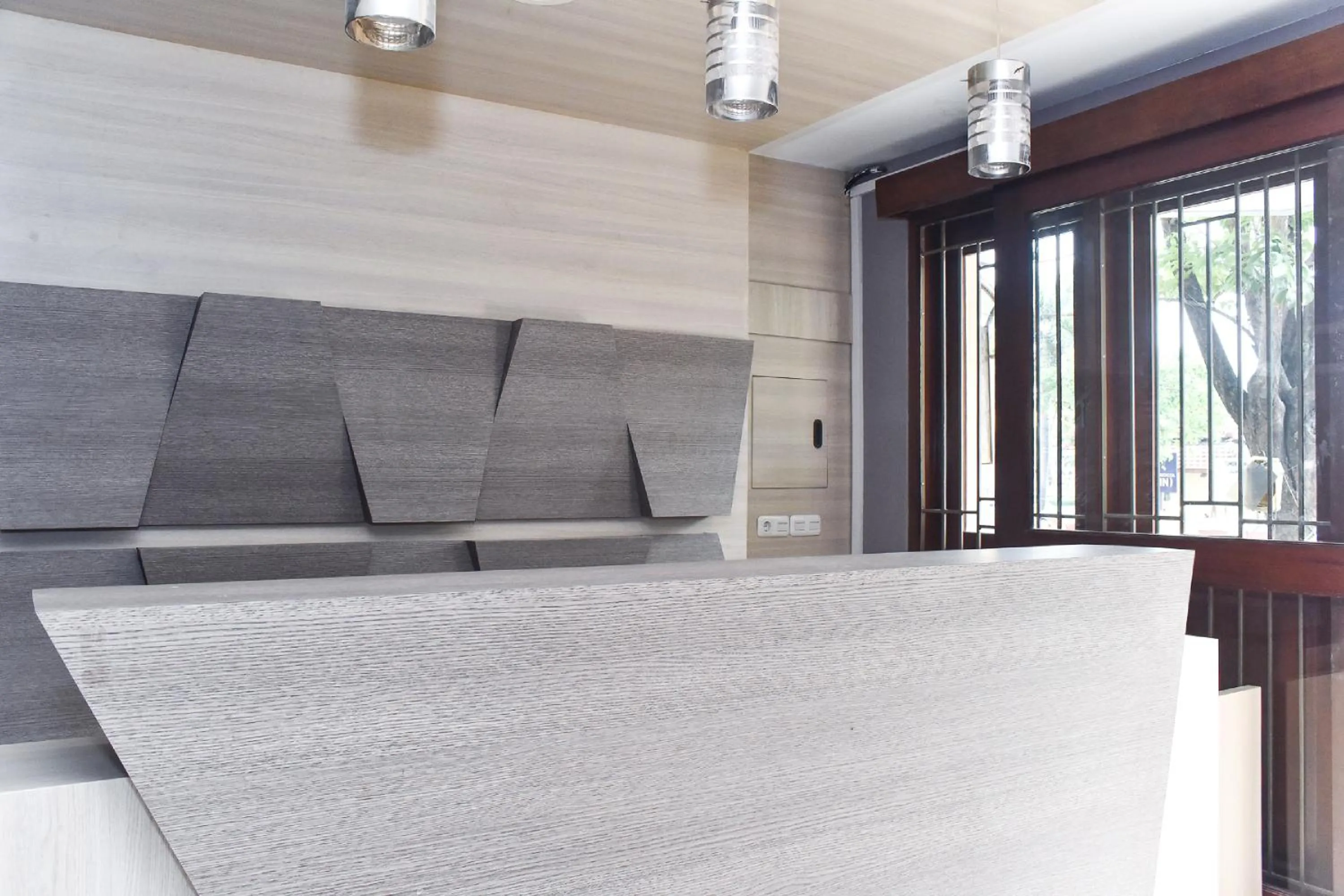 Lobby or reception in RedDoorz near Stasiun TVRI Surabaya 2