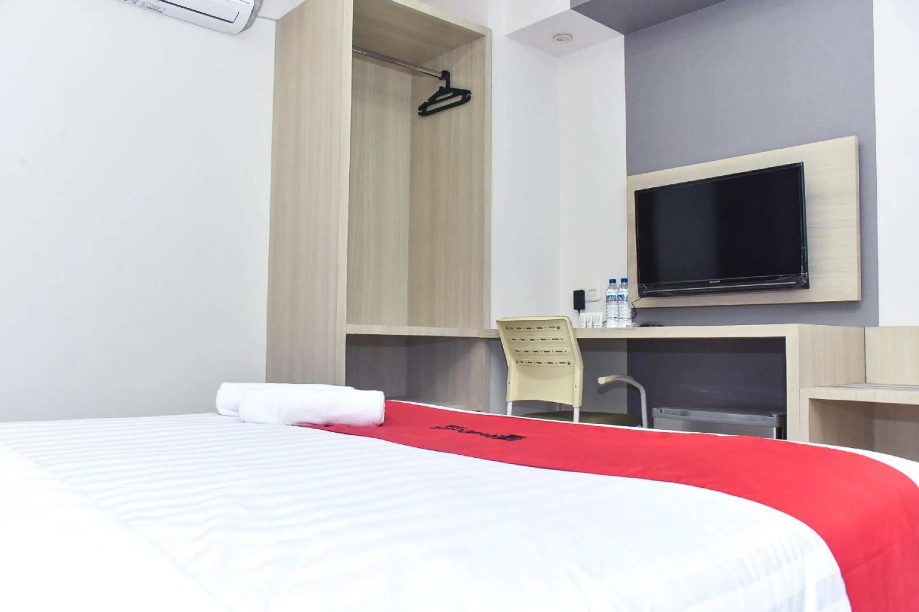 Bedroom, Bed in RedDoorz near Stasiun TVRI Surabaya 2