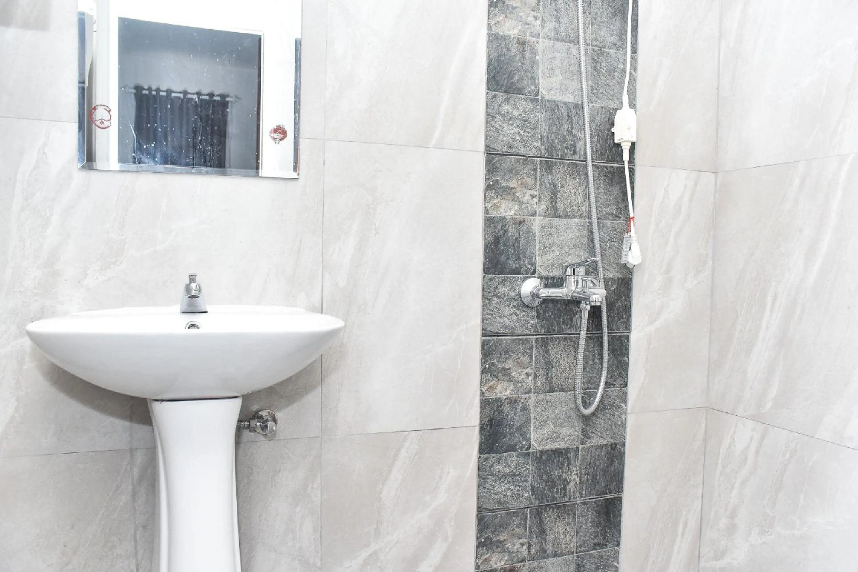 Bathroom in RedDoorz near Stasiun TVRI Surabaya 2