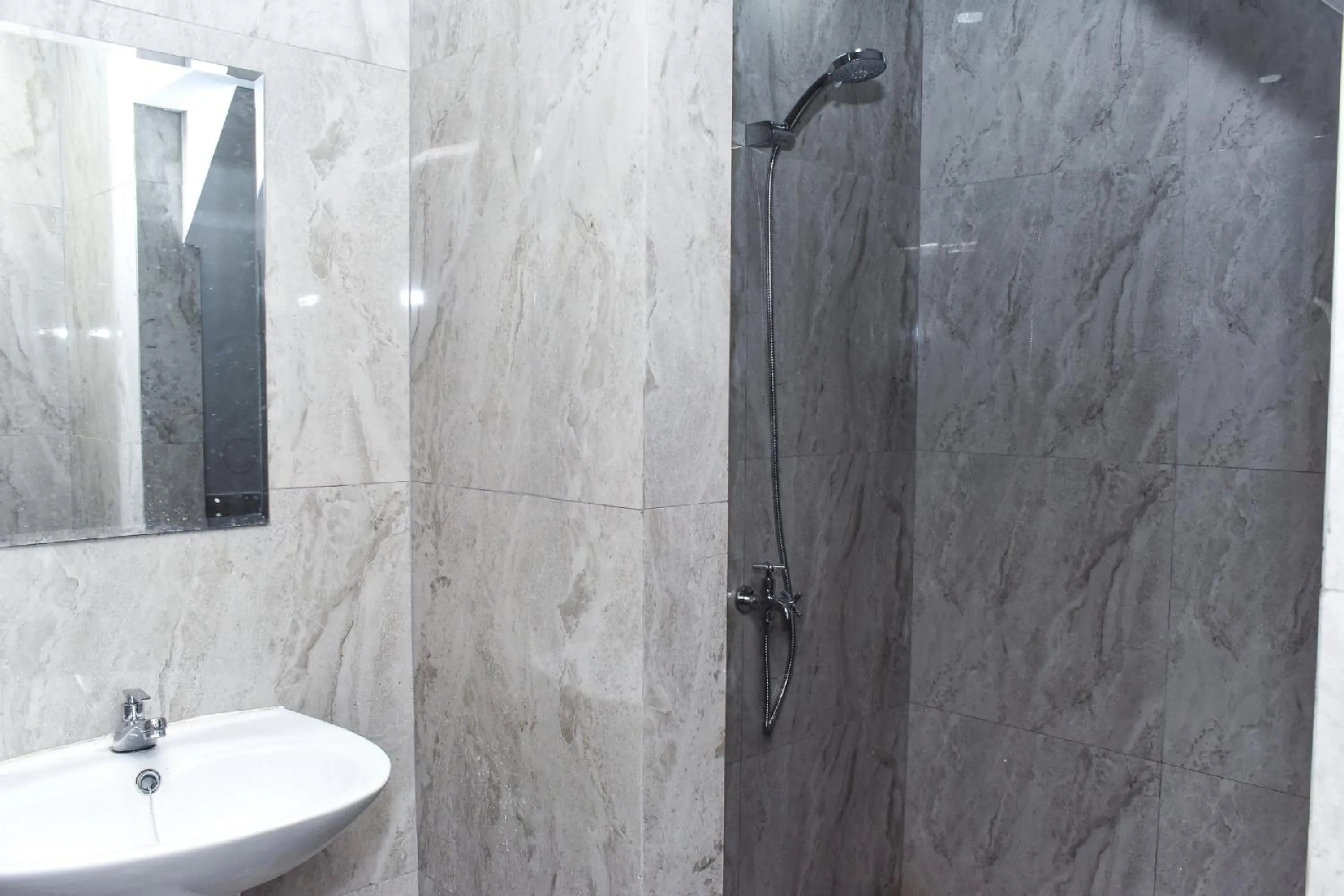 Bathroom in RedDoorz near Stasiun TVRI Surabaya 2