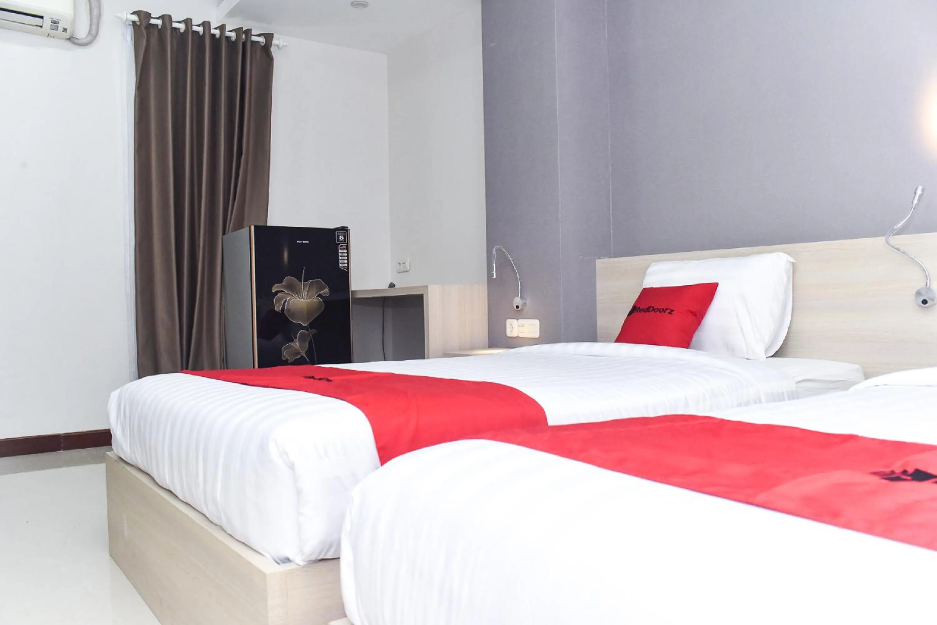 Bedroom, Bed in RedDoorz near Stasiun TVRI Surabaya 2