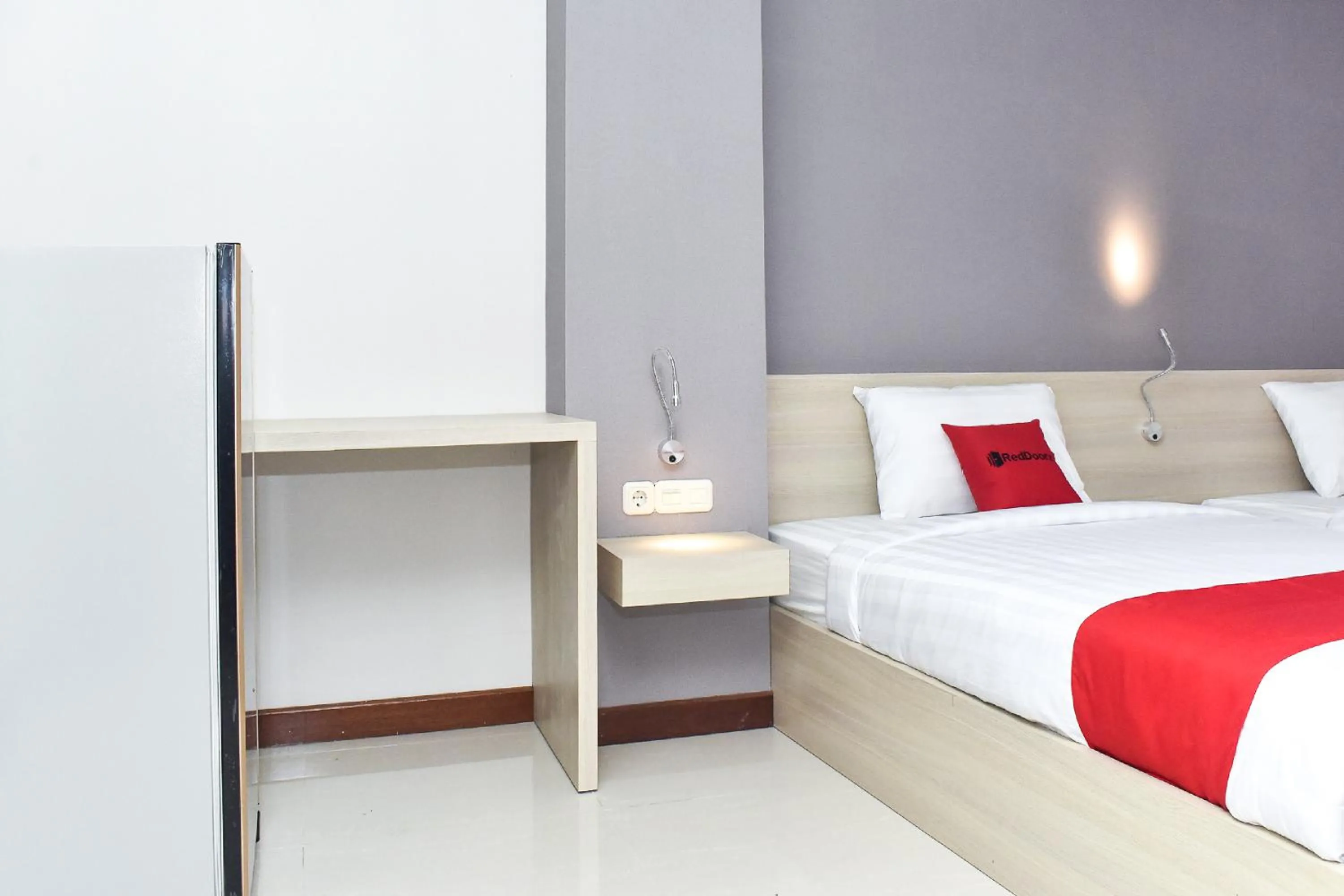 Bedroom, Bed in RedDoorz near Stasiun TVRI Surabaya 2