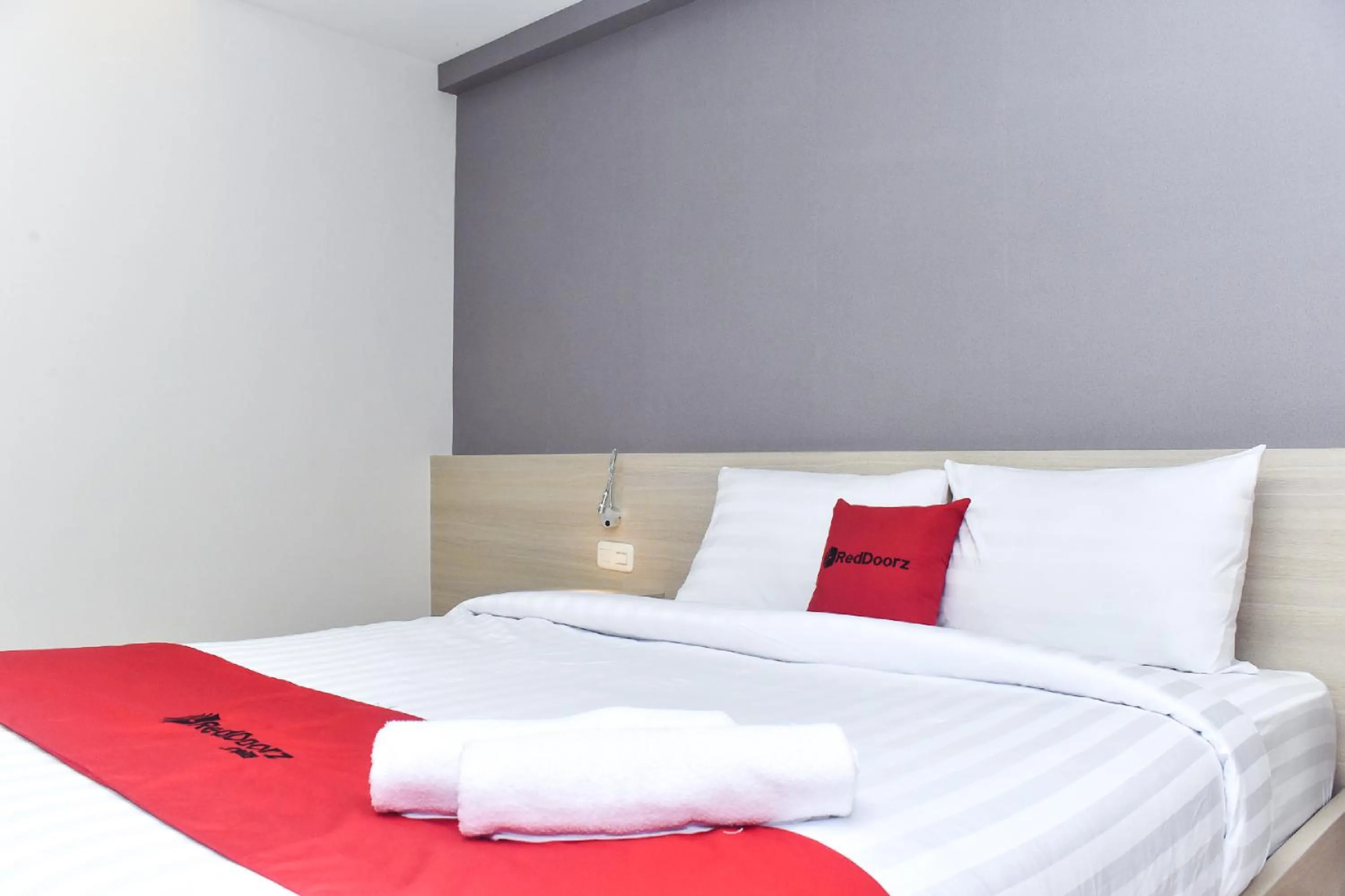 Bedroom, Bed in RedDoorz near Stasiun TVRI Surabaya 2