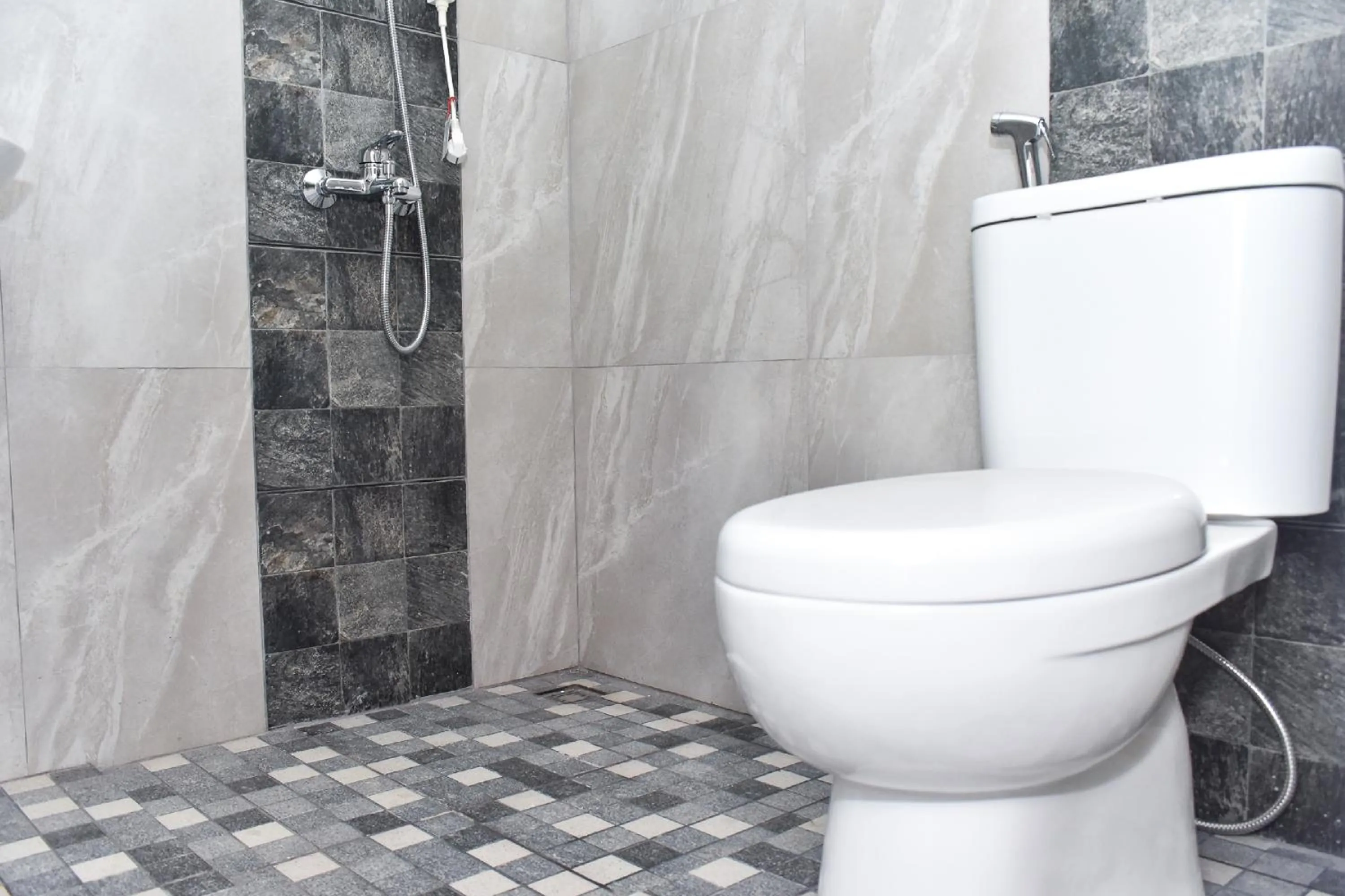 Bathroom in RedDoorz near Stasiun TVRI Surabaya 2