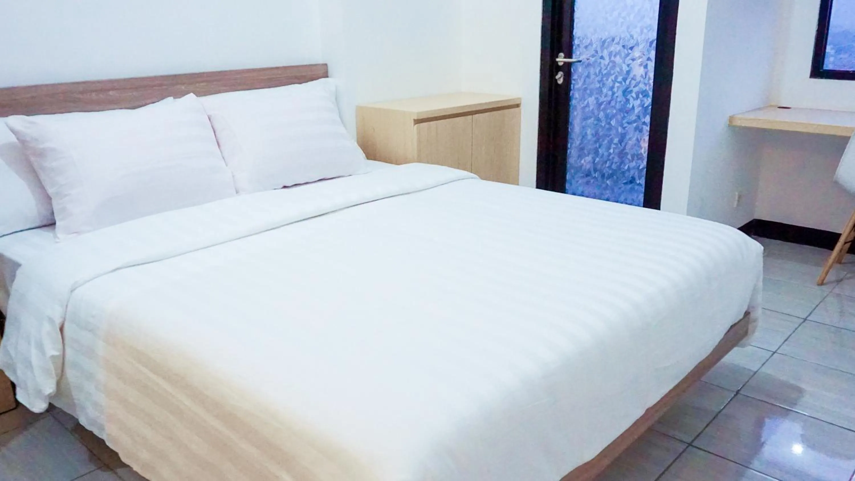 Photo of the whole room, Bed in Cordova Suites