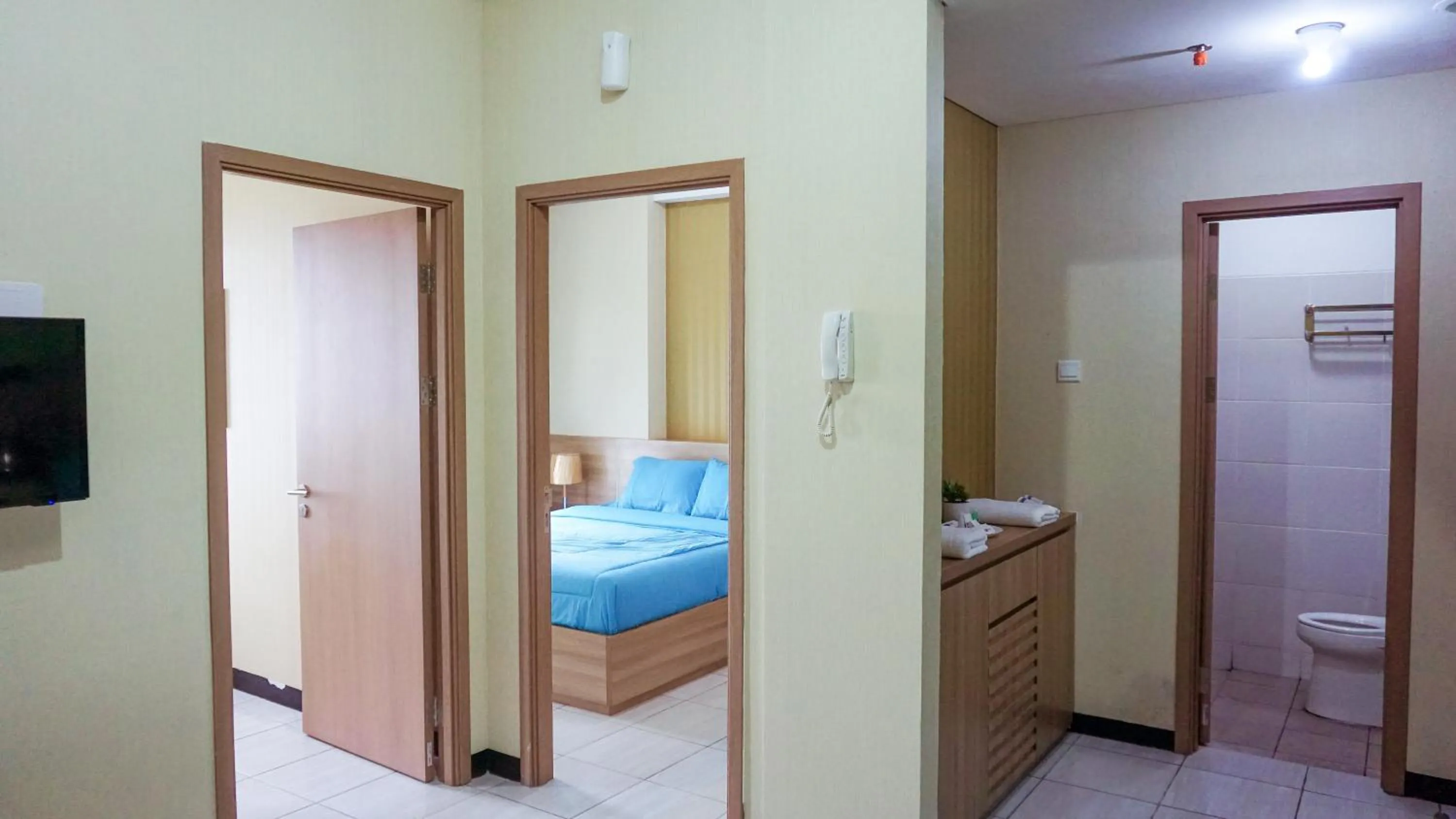 Bathroom, Bed in Cordova Suites