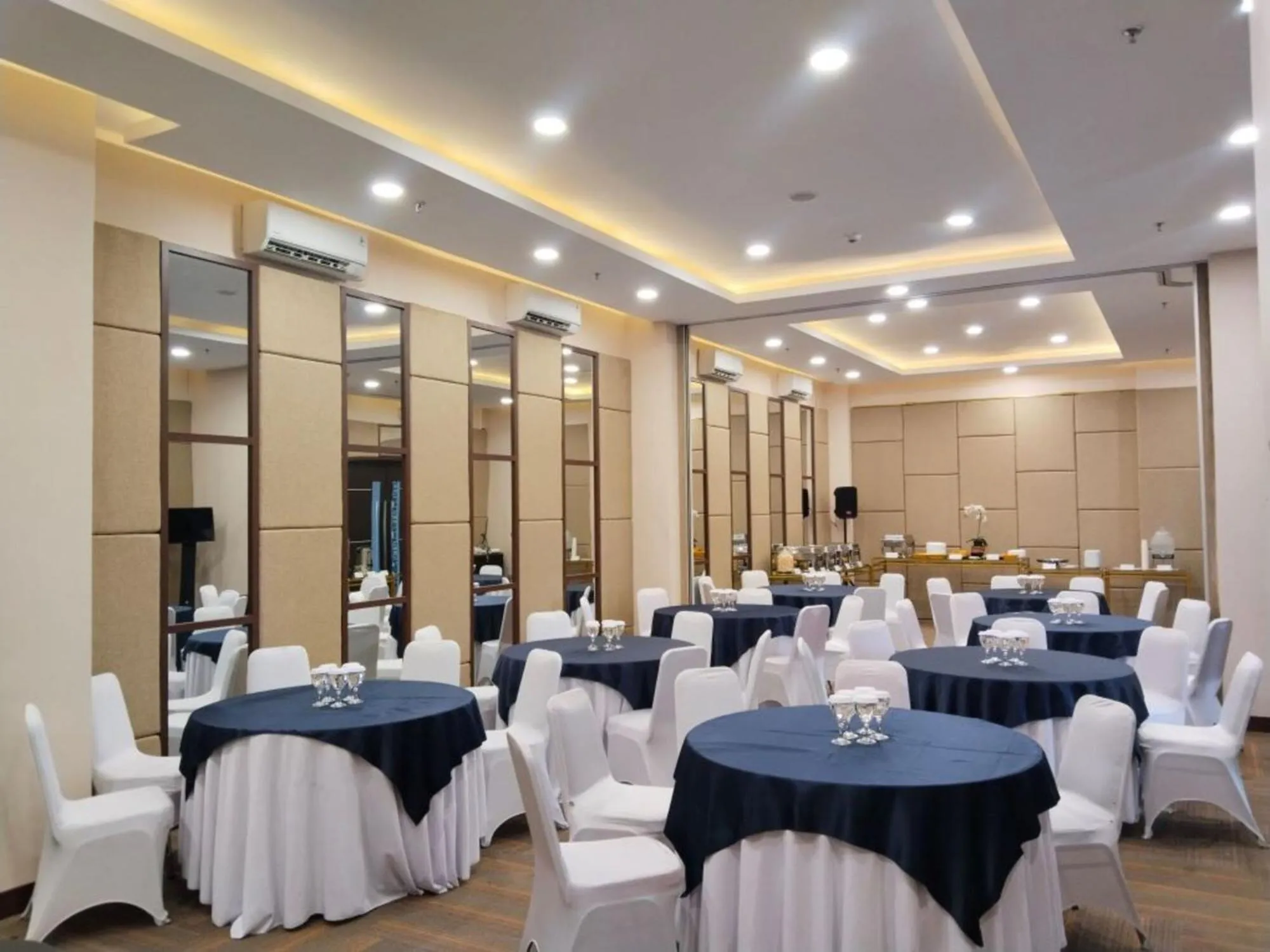 Meeting/conference room in Cordova Suites