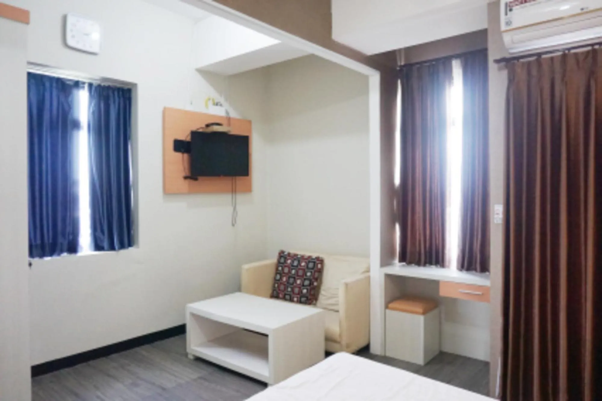 Photo of the whole room, Bed in Cordova Suites