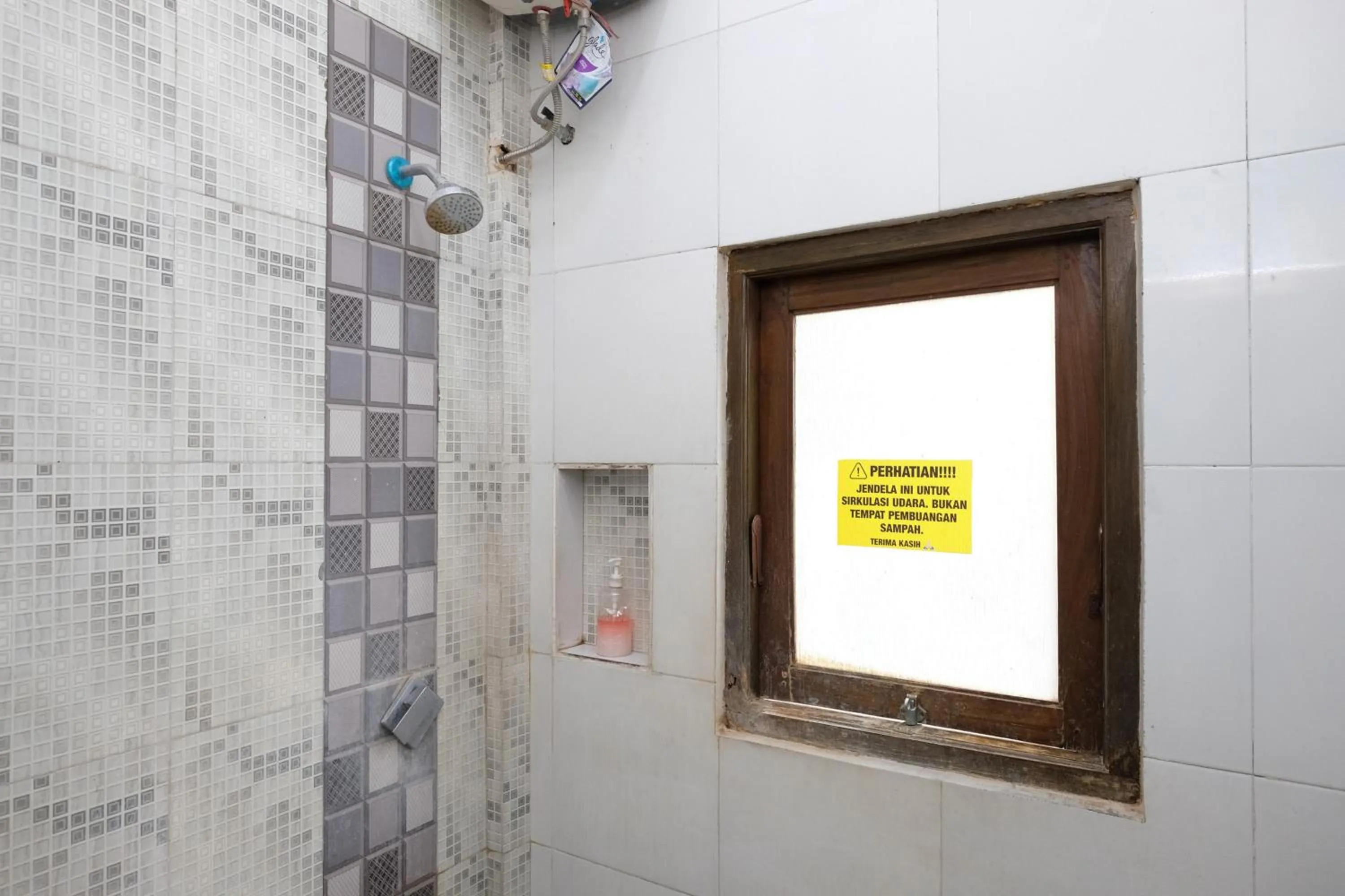 Bathroom in RedDoorz near Mojokerto Train Station