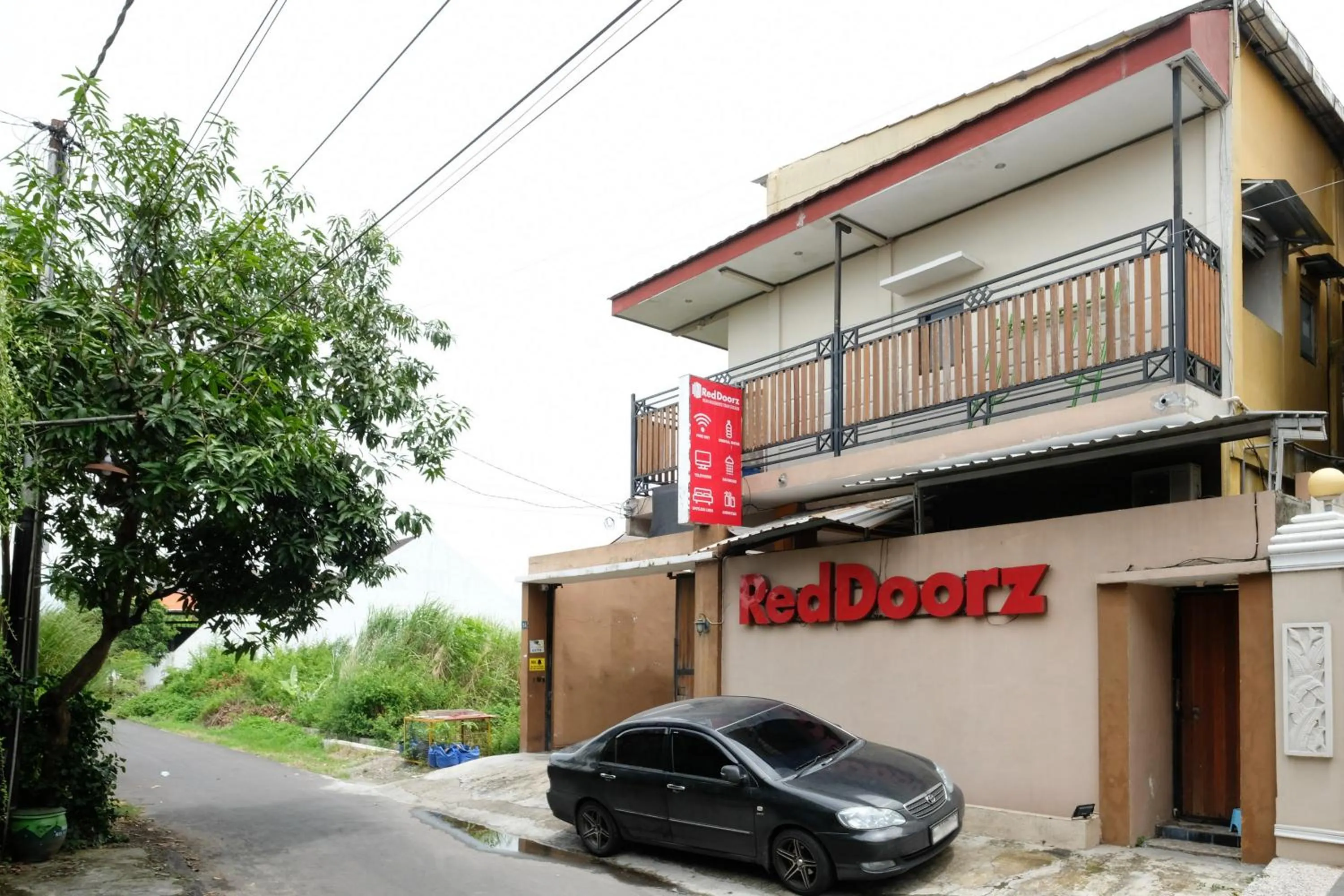 Facade/entrance in RedDoorz near Mojokerto Train Station