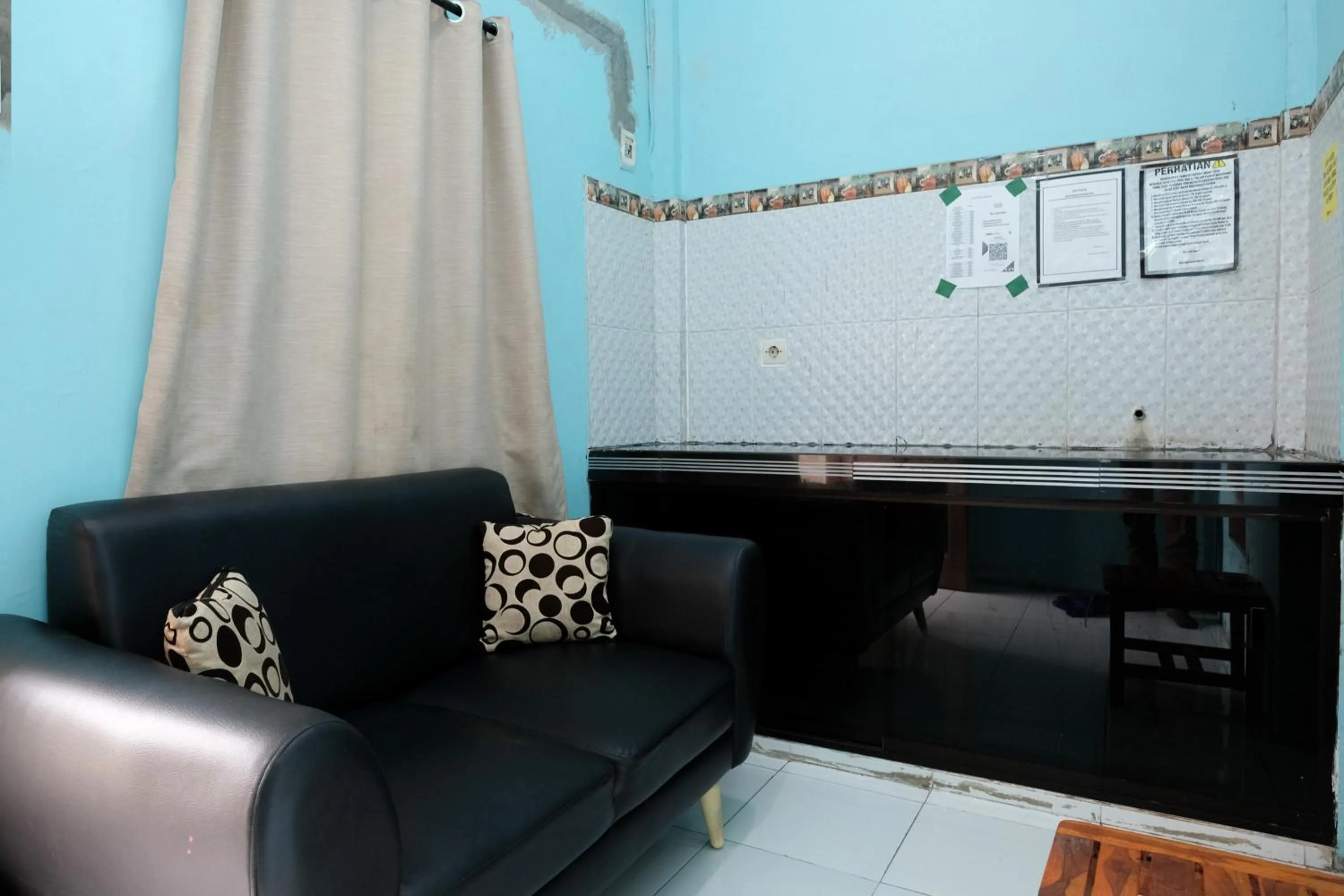 Seating area in RedDoorz near Mojokerto Train Station