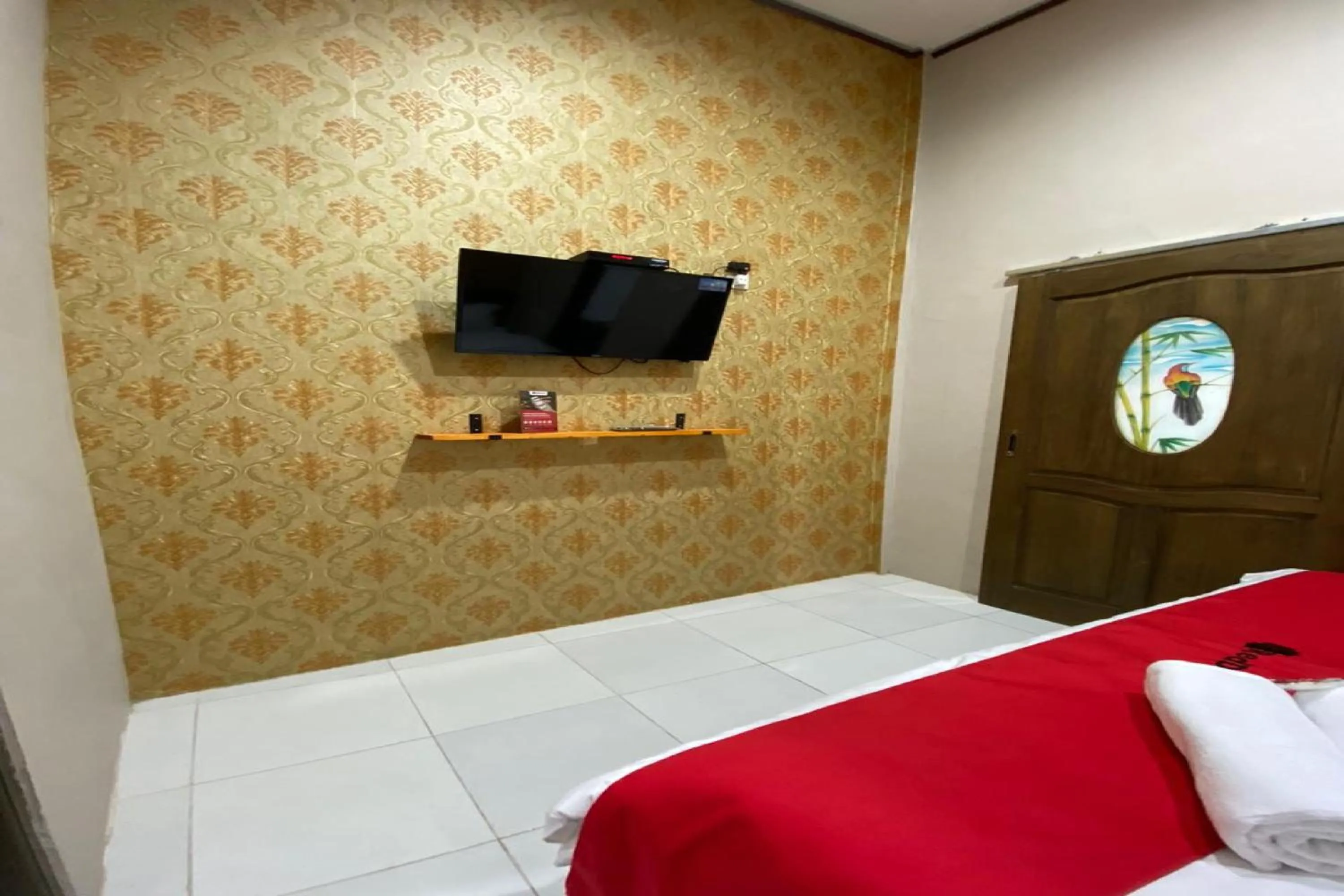TV and multimedia, Bed in RedDoorz near Mojokerto Train Station