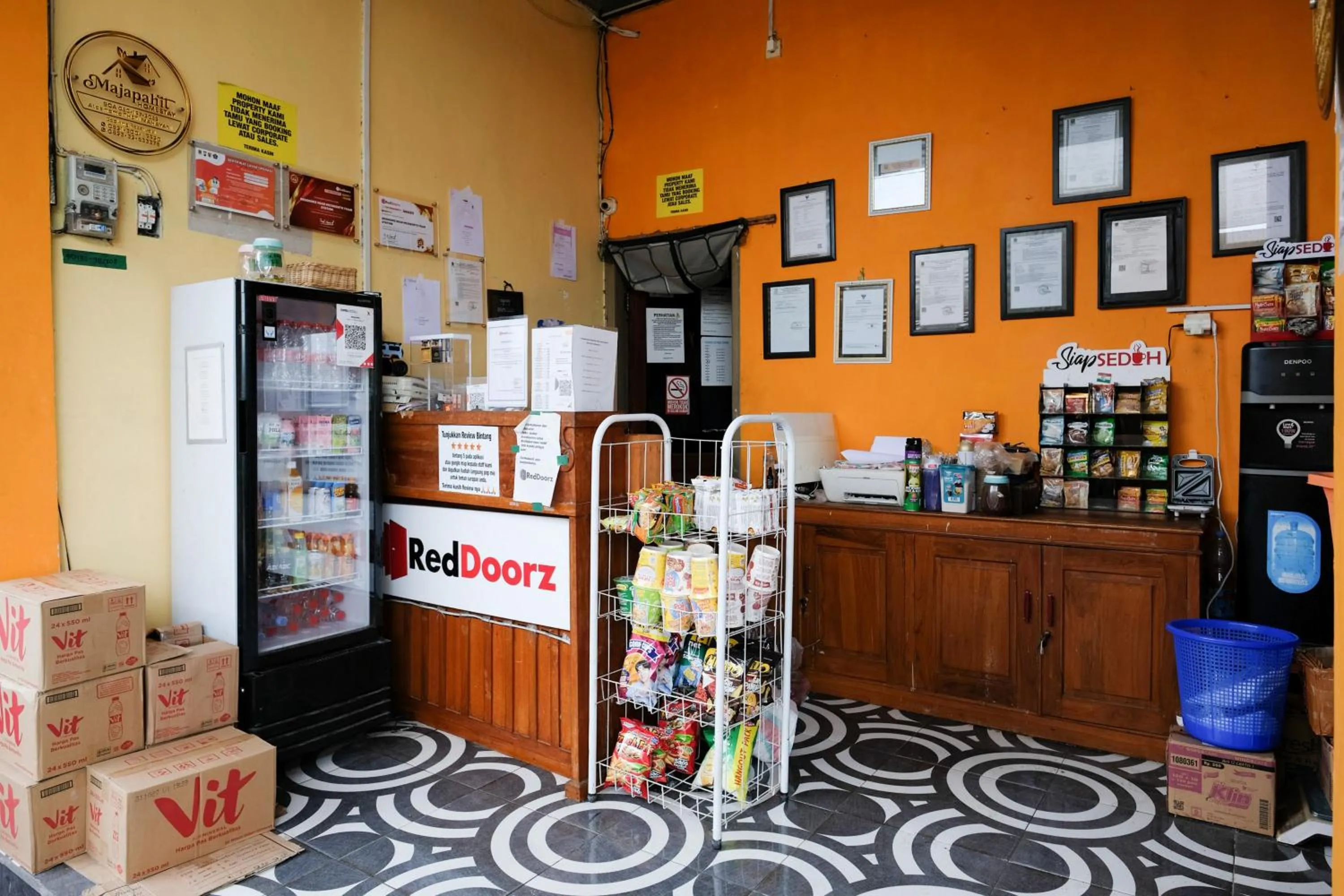 Lobby or reception in RedDoorz near Mojokerto Train Station