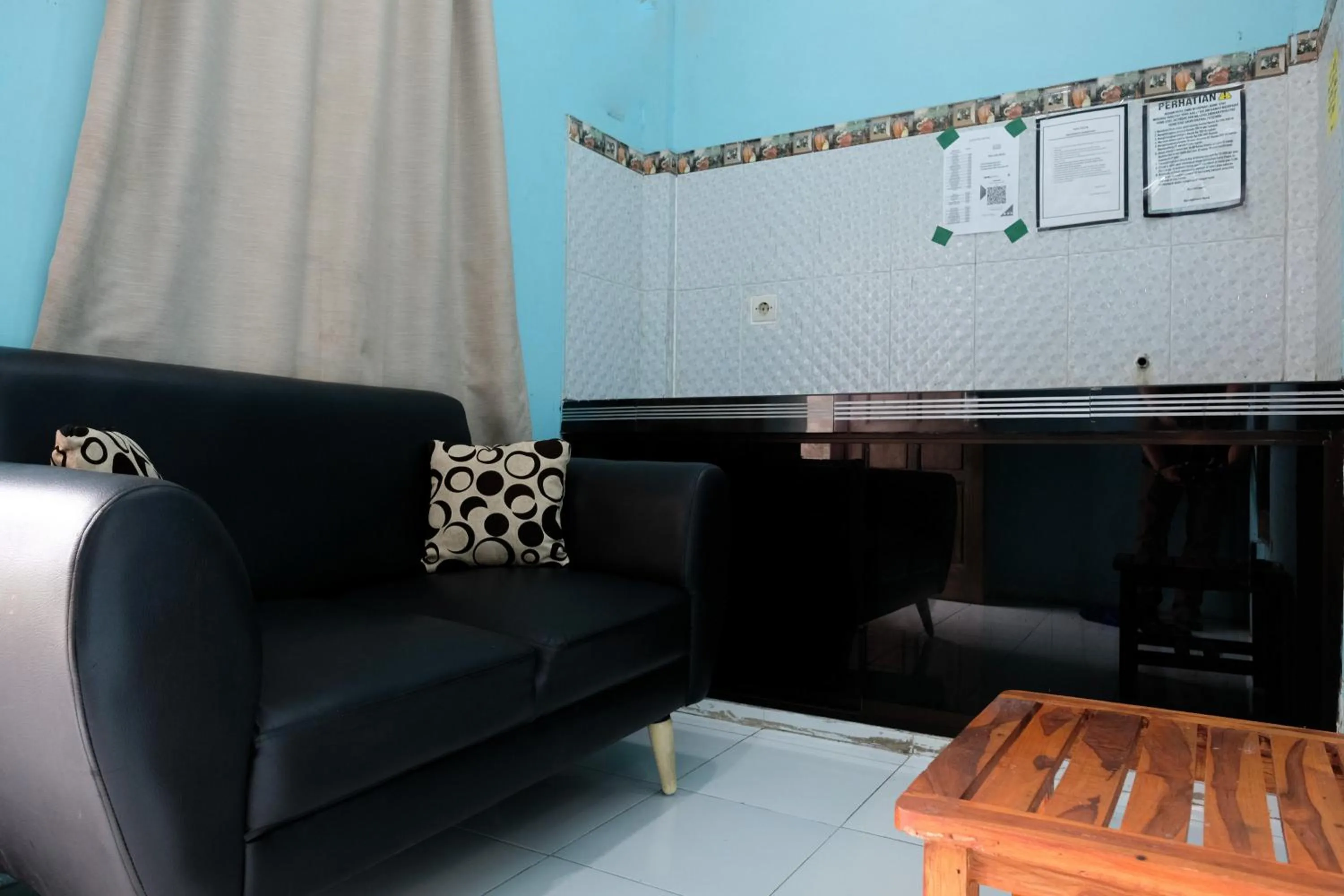 Seating area in RedDoorz near Mojokerto Train Station