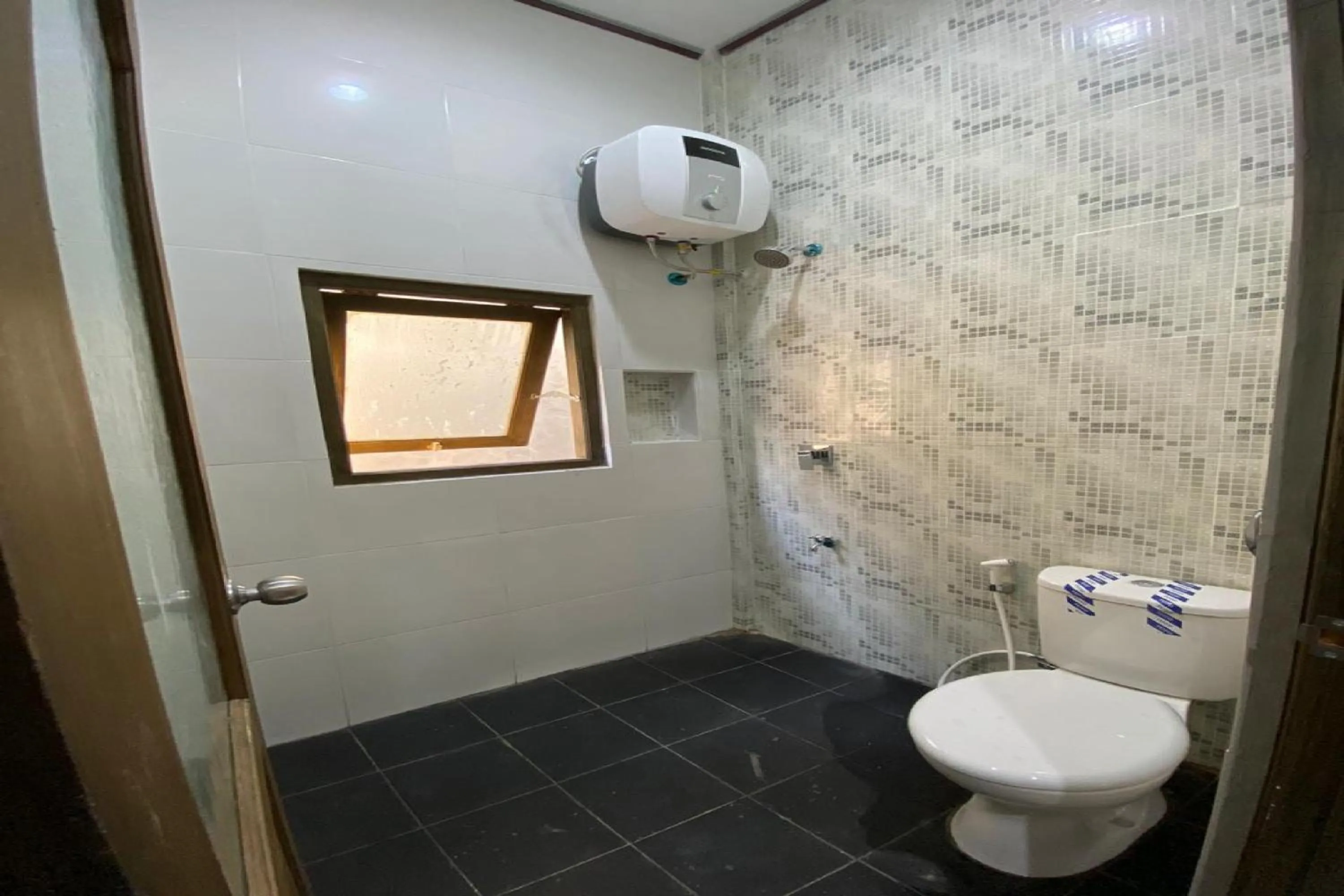 Bathroom in RedDoorz near Mojokerto Train Station